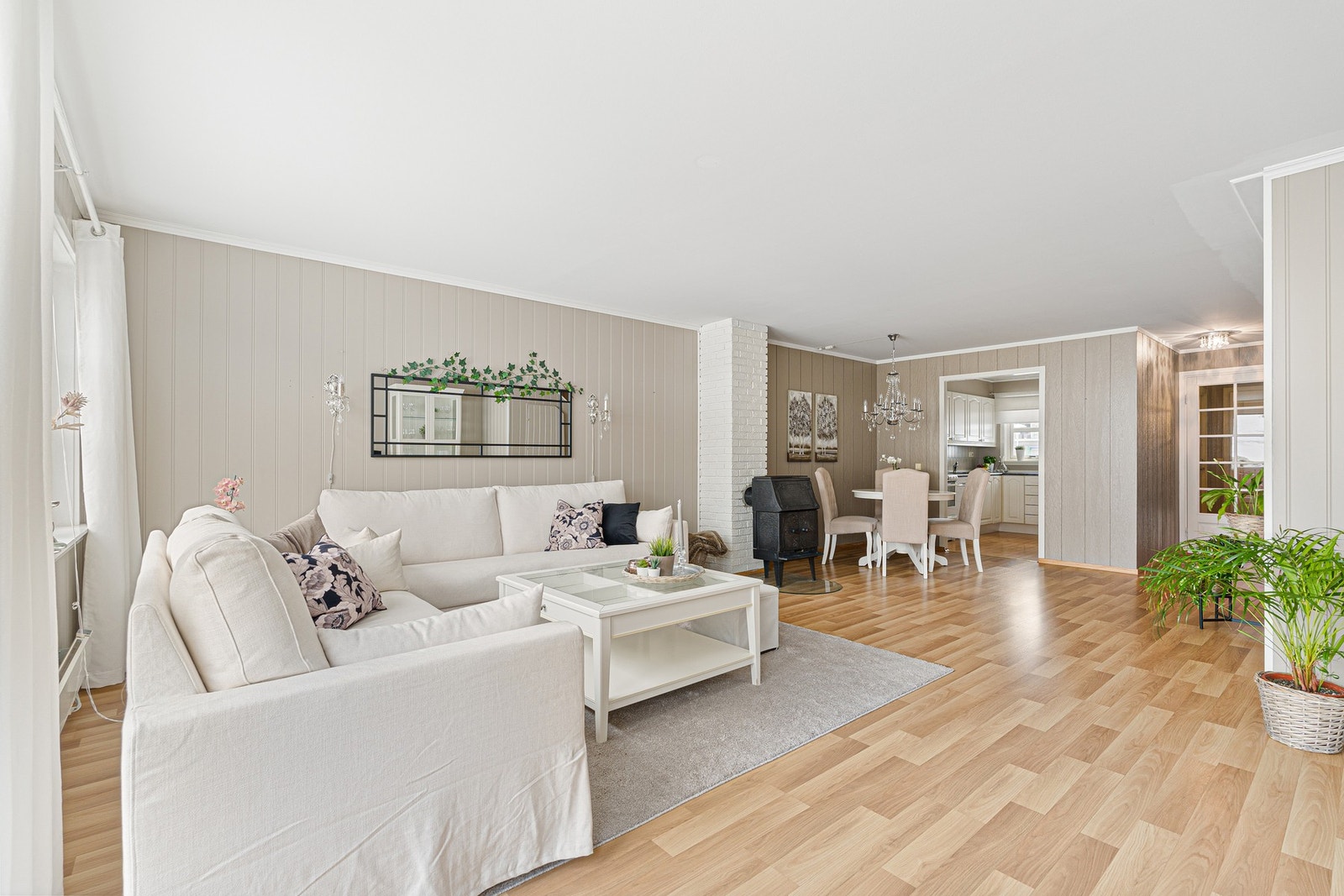 Stor stue og spisestue på 40 m². Galleribilde