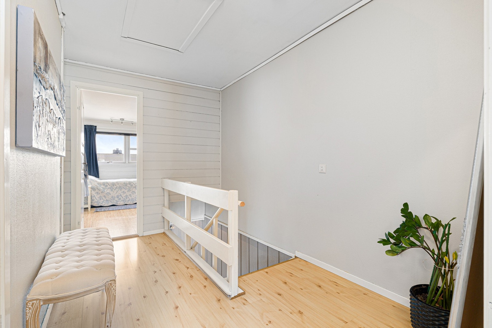 Borettslaget har per i dag 164 garasjer (frittstående garasjer i rekke) og 27 carporter. I tillegg har borettslaget parkeringsplasser. Galleribilde