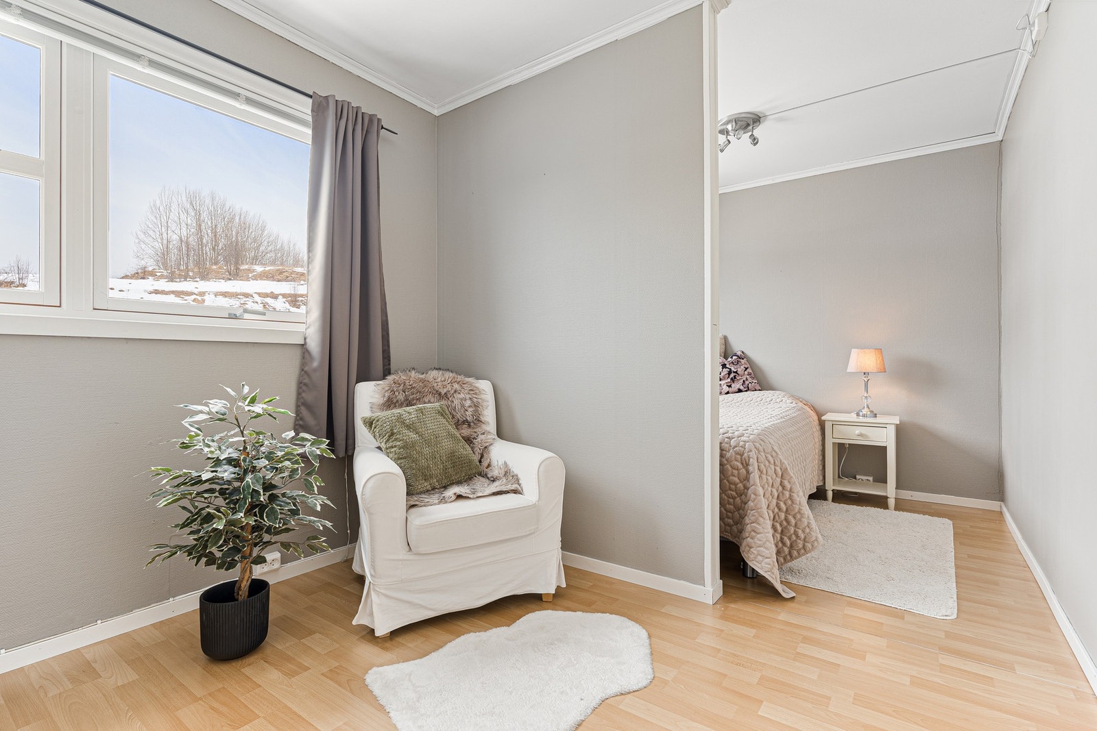 Rommet har en praktisk planløsning som deler rommet inn i forskjellige soner. Galleribilde