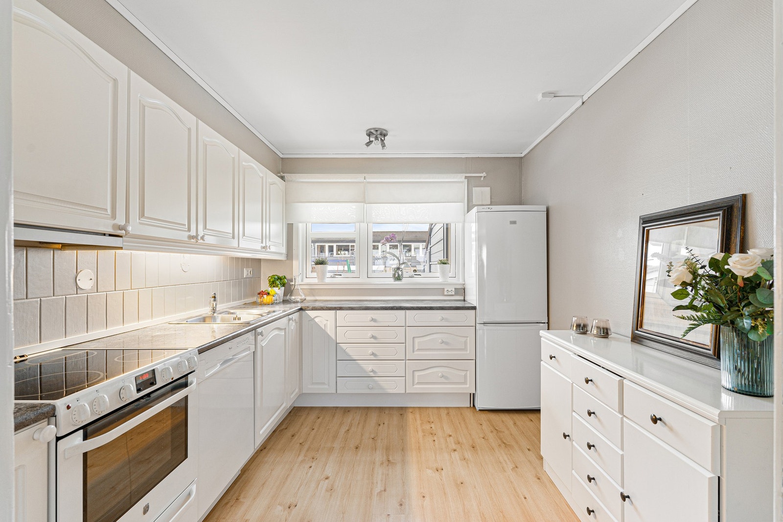 Stort og tidløst kjøkken med rikelig av skap- og benkeplass. Galleribilde