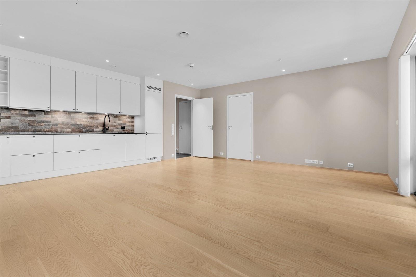 Stue sett mot gang og soverom Galleribilde