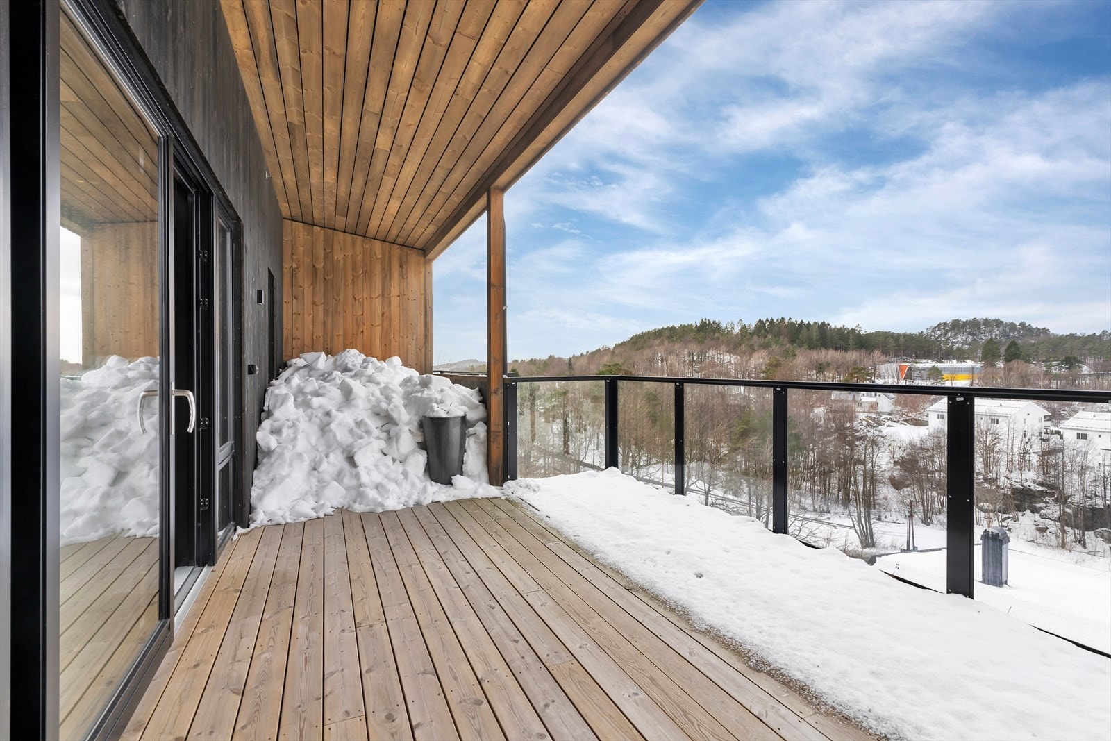 Balkong med god plass til utemøbler Galleribilde