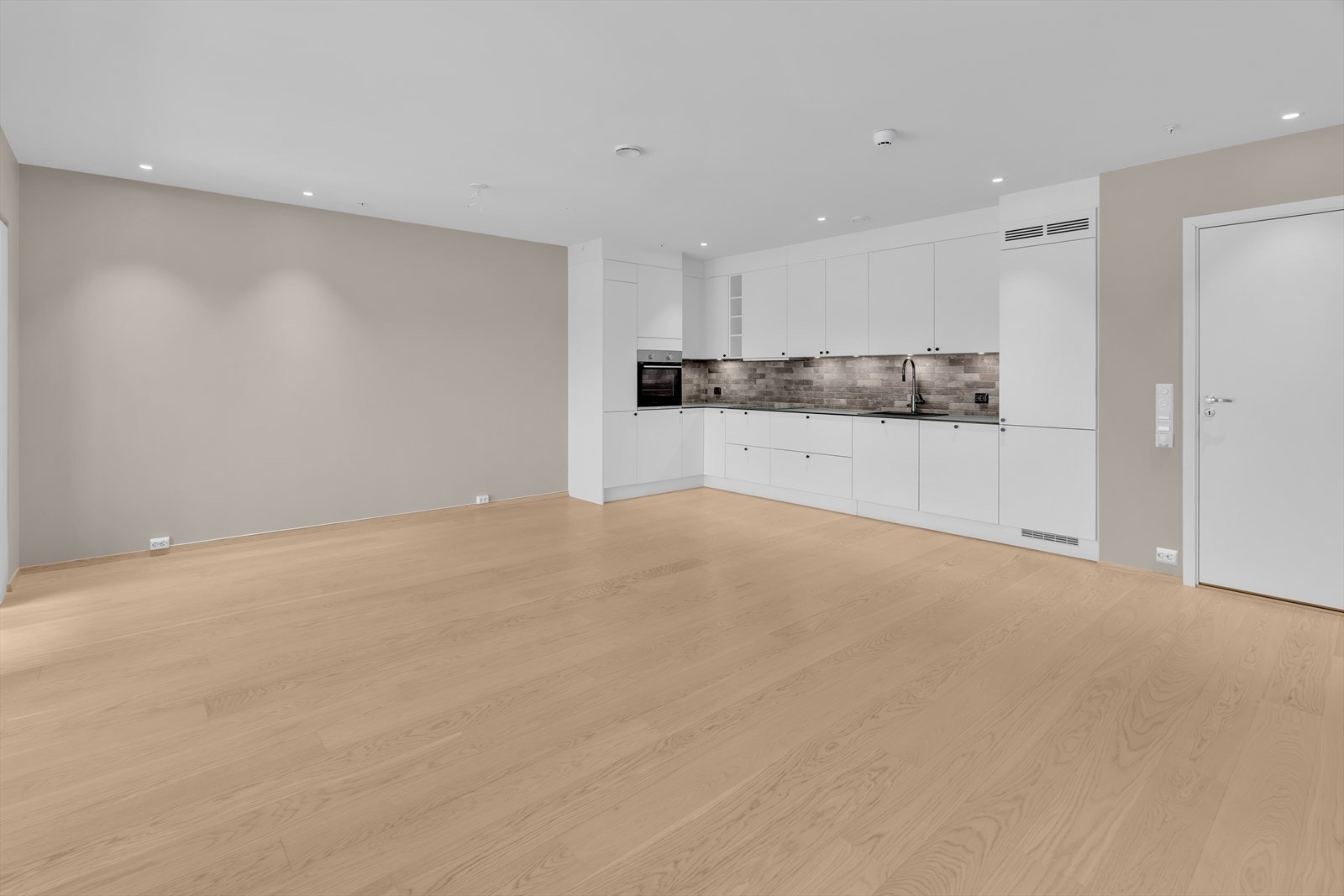 Stue med parkett på gulv og malte flater på vegg Galleribilde