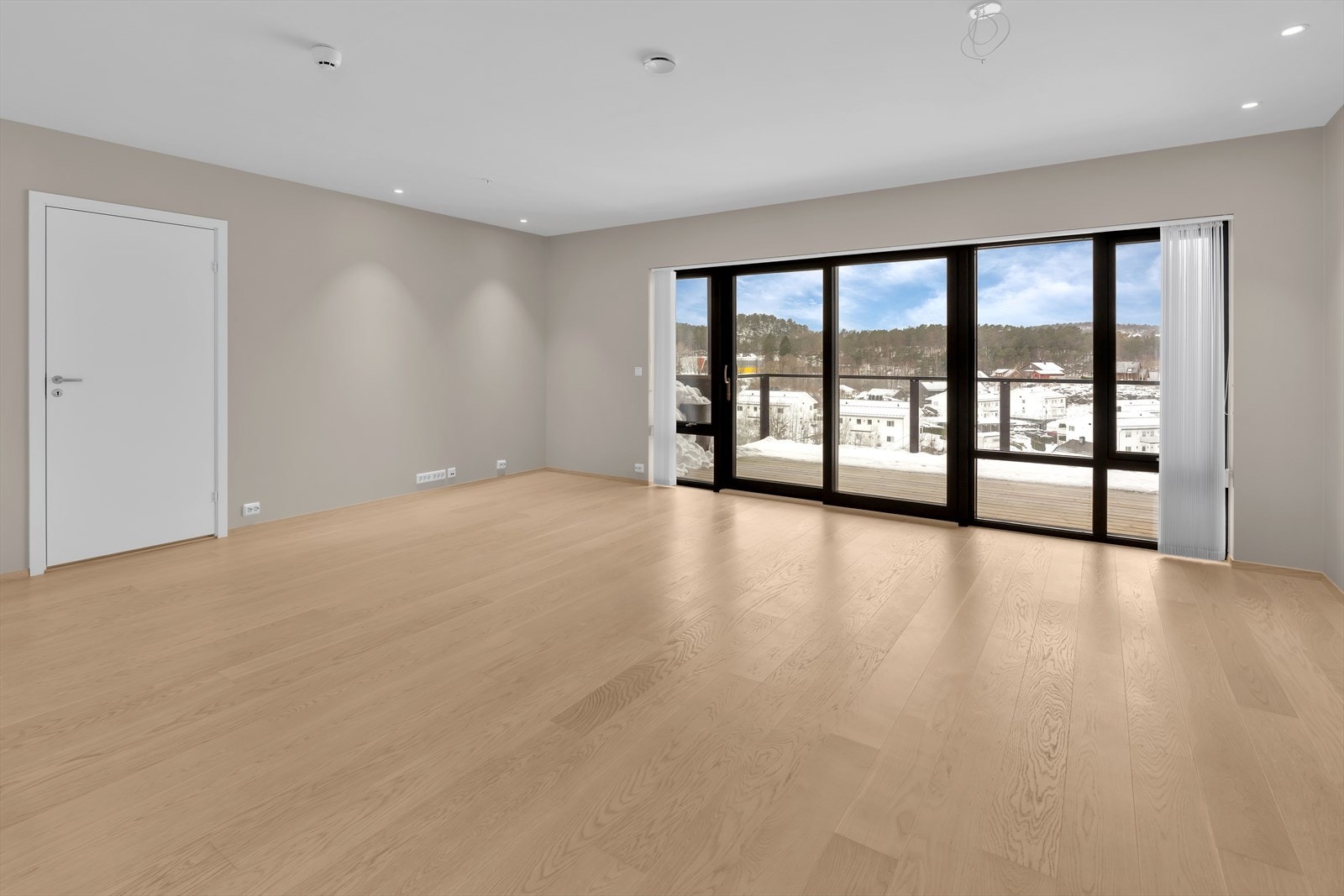 Stue med skyvedør ut til romslig og solrik balkong Galleribilde