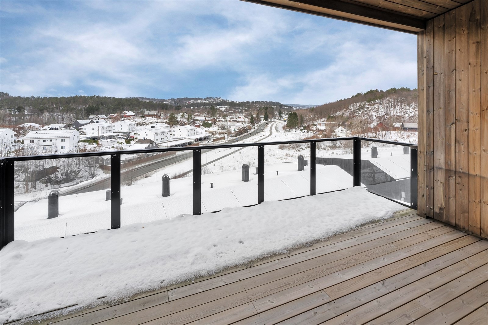 Solrik og delvis overbygd balkong Galleribilde