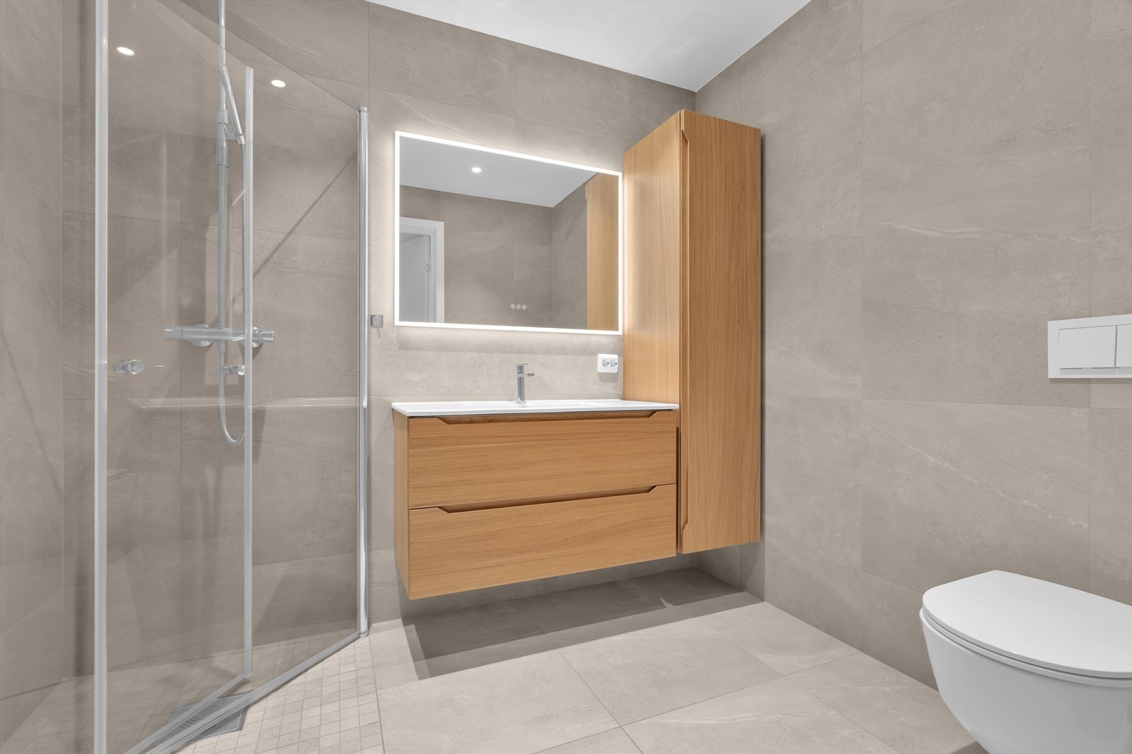 Pent flislagt bad med varmekabler på gulv Galleribilde