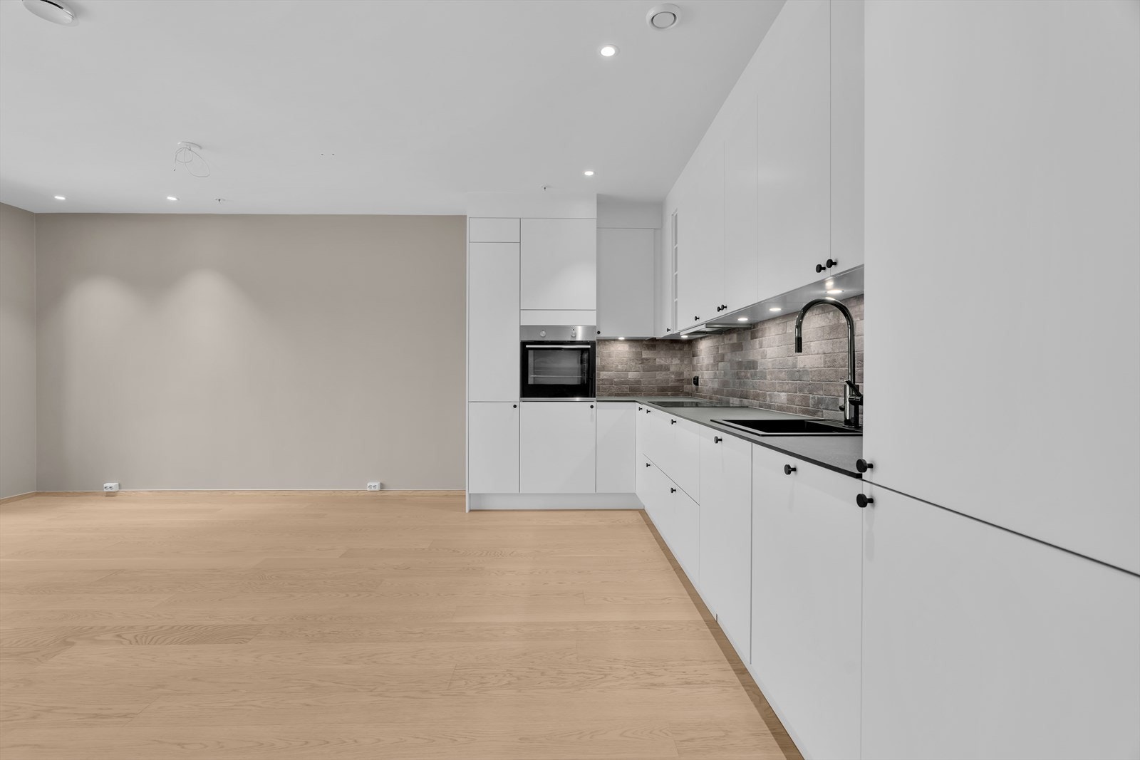 Pent Strai kjøkken med integrerte hvitevarer Galleribilde