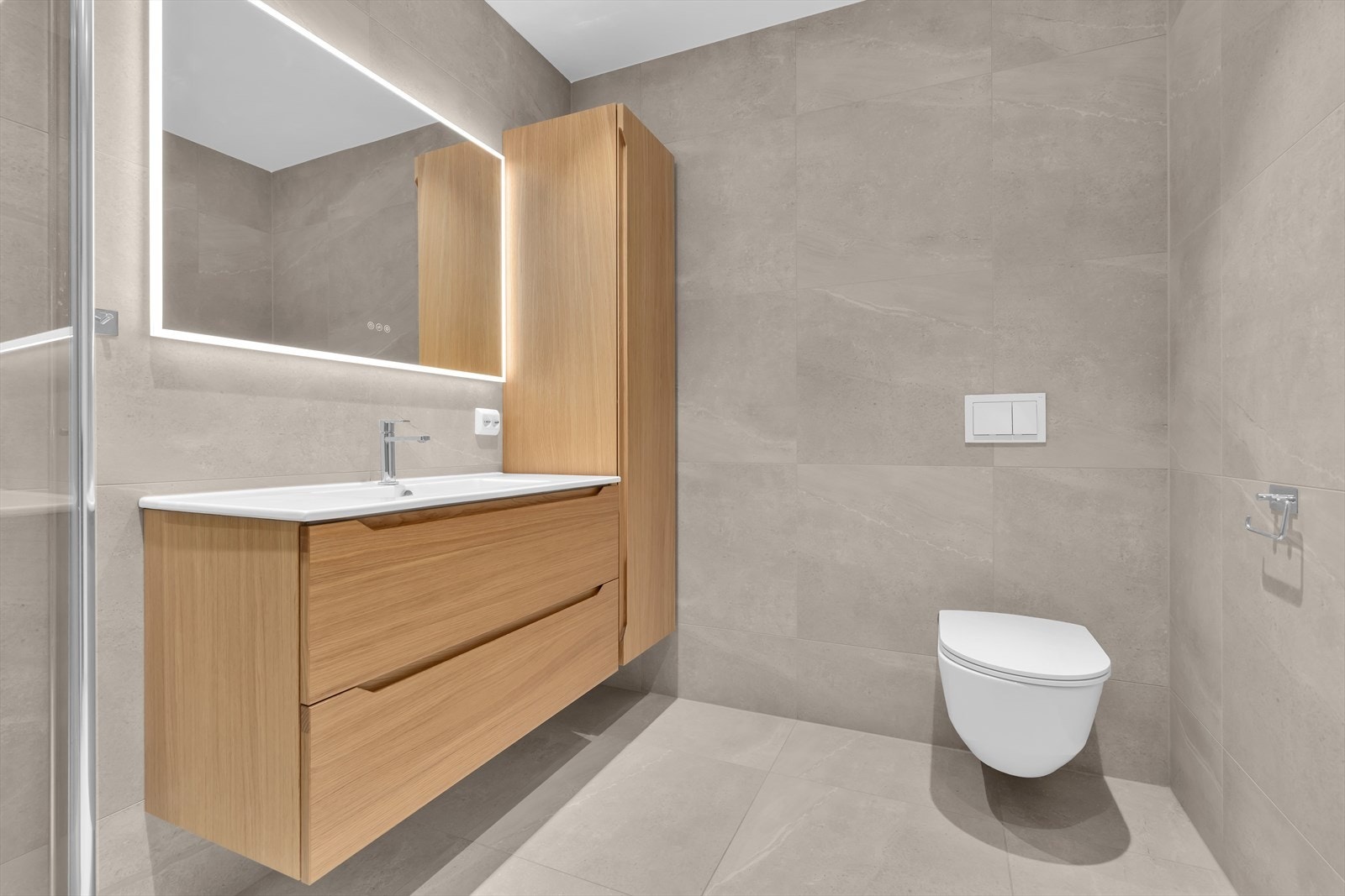 Bad med servant, vegghengt wc og dusjhjørne Galleribilde