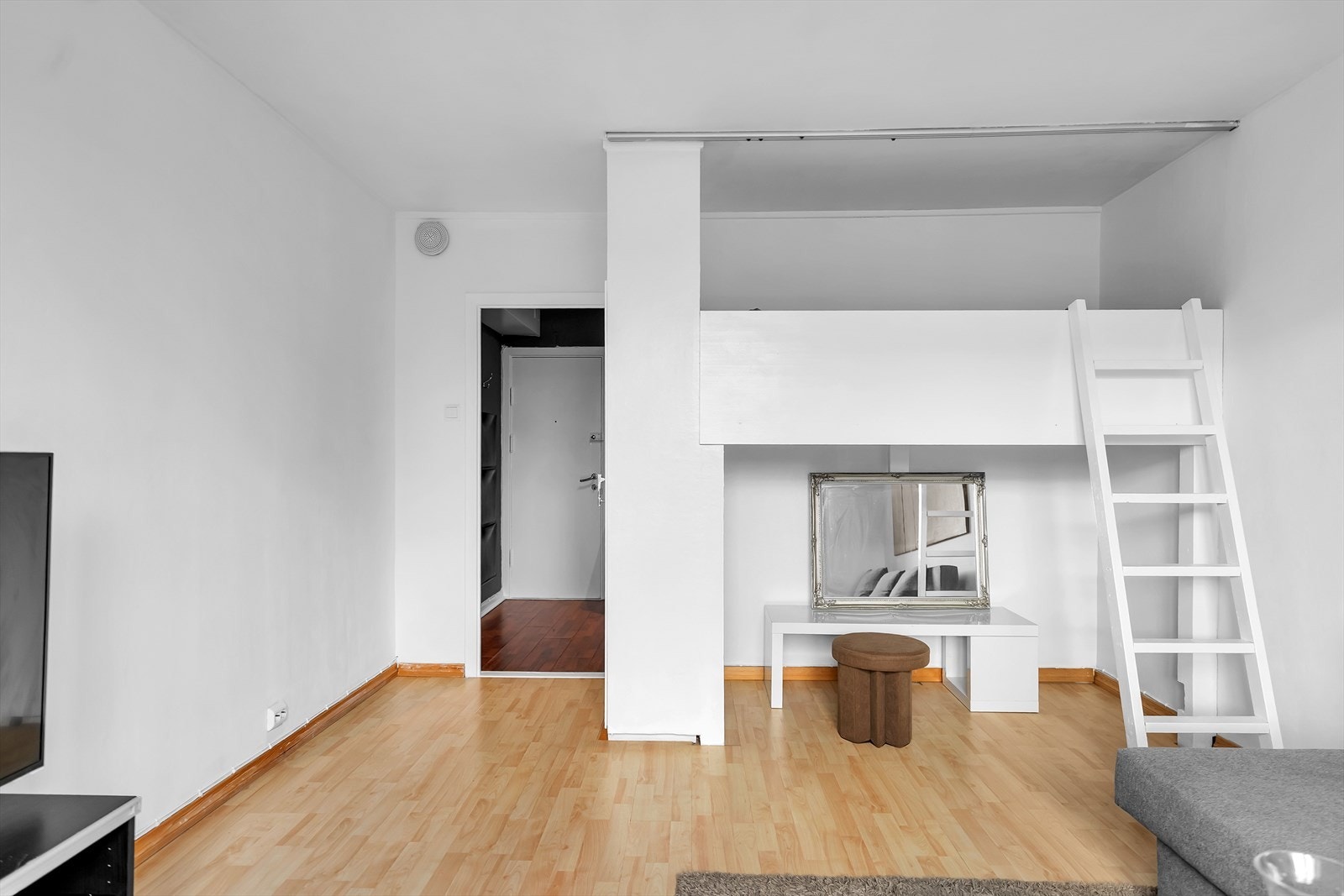 Leiligheten fremstår som pen med lyse flater Galleribilde