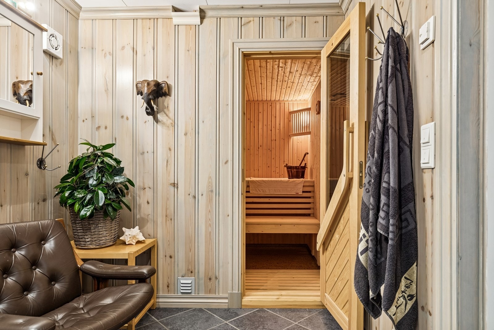 Bad i kjeller med inngang til badstue. Galleribilde