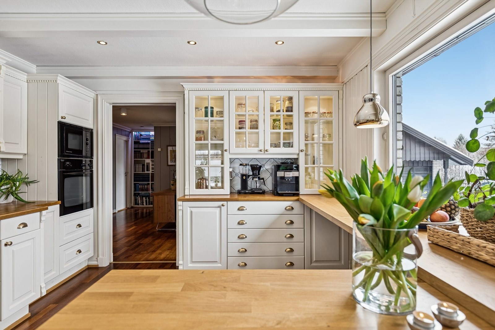 Kjøkkenet har godt med skapplass, downlights i himling og spiseplass. Galleribilde