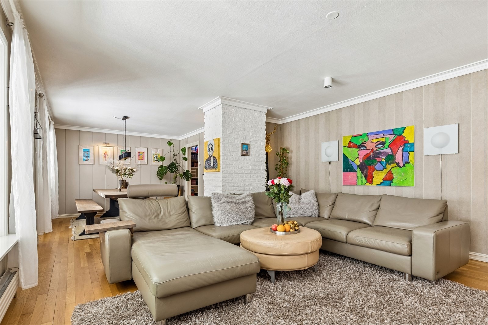 Stuen har gode innredningsmuligheter med god plass til stor sofa. Galleribilde