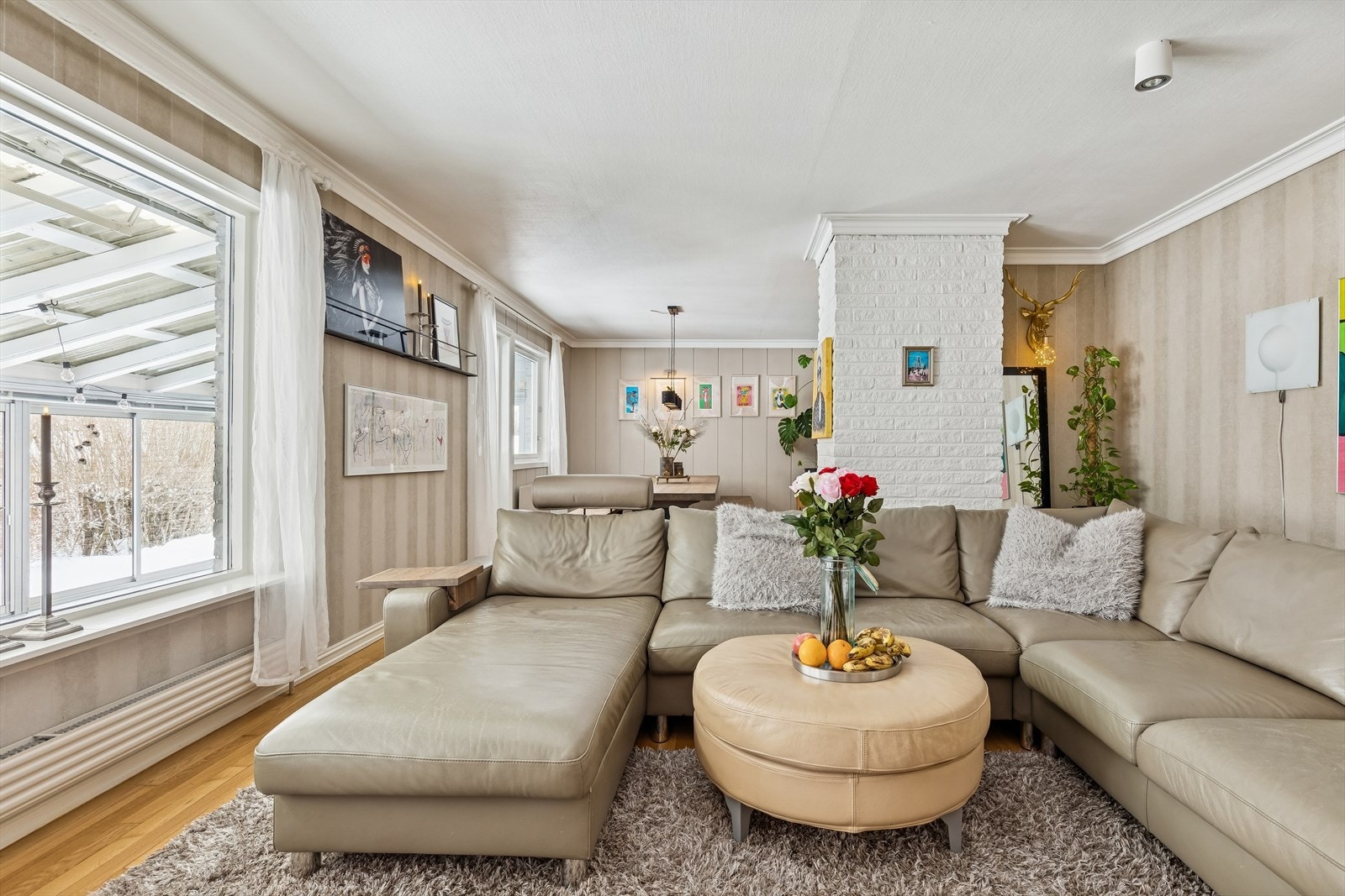 Stuen har parkettgulv og veggene har tapet og malt panel. Galleribilde