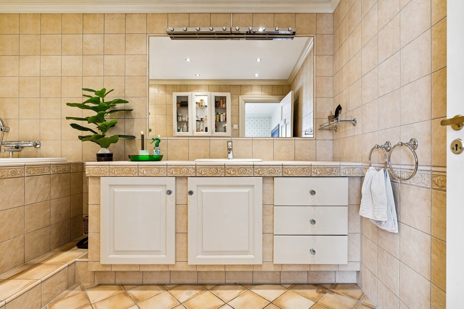 Pent flislagt bad med tilknytning til hovedsoverom. Galleribilde