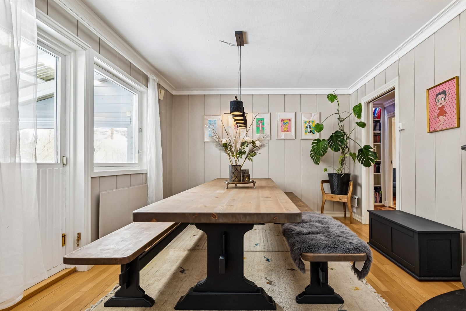 Spisestue med utgang til terrasse. Galleribilde