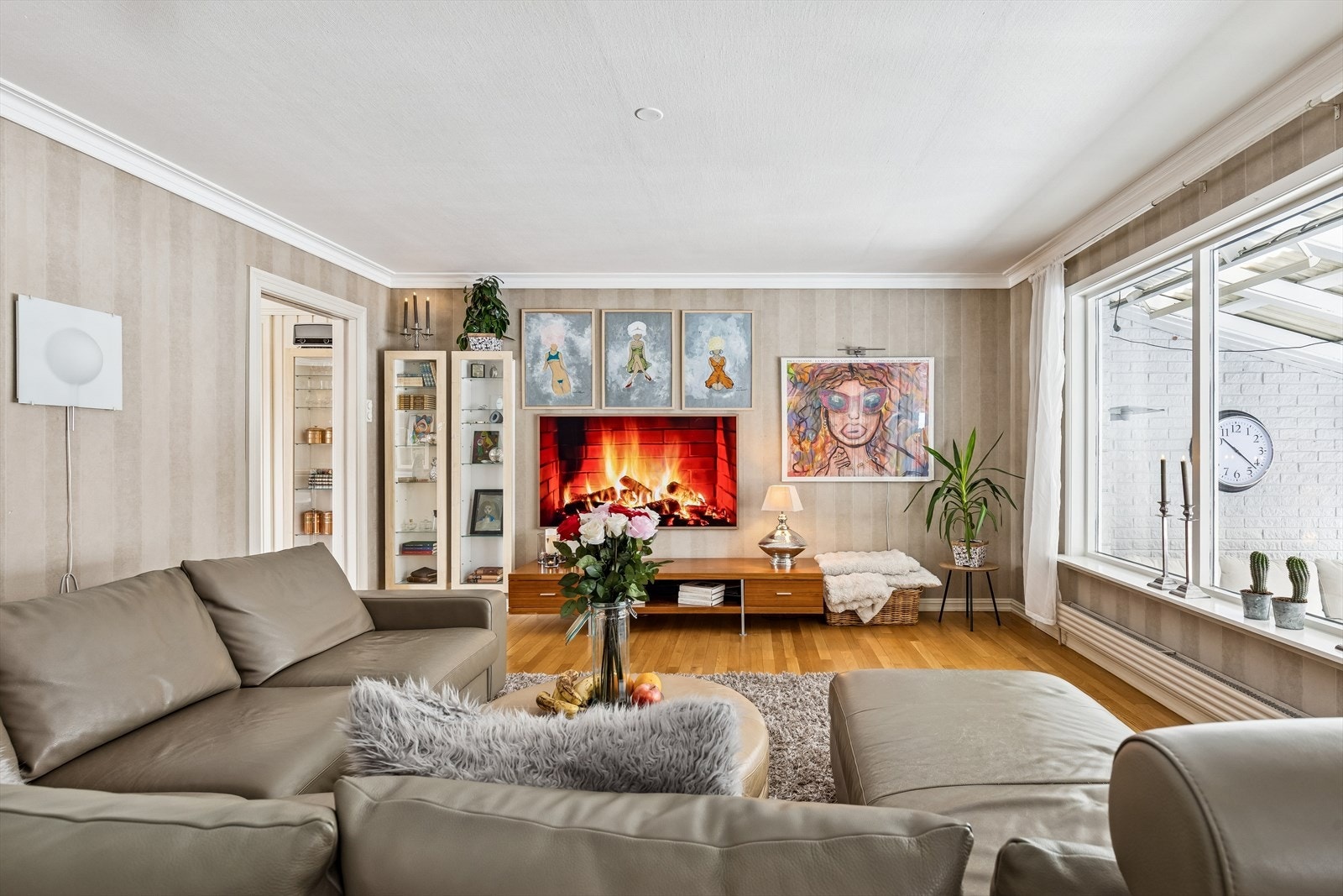 Hyggelig stue med store vindusflater som gir et godt innelys. Galleribilde