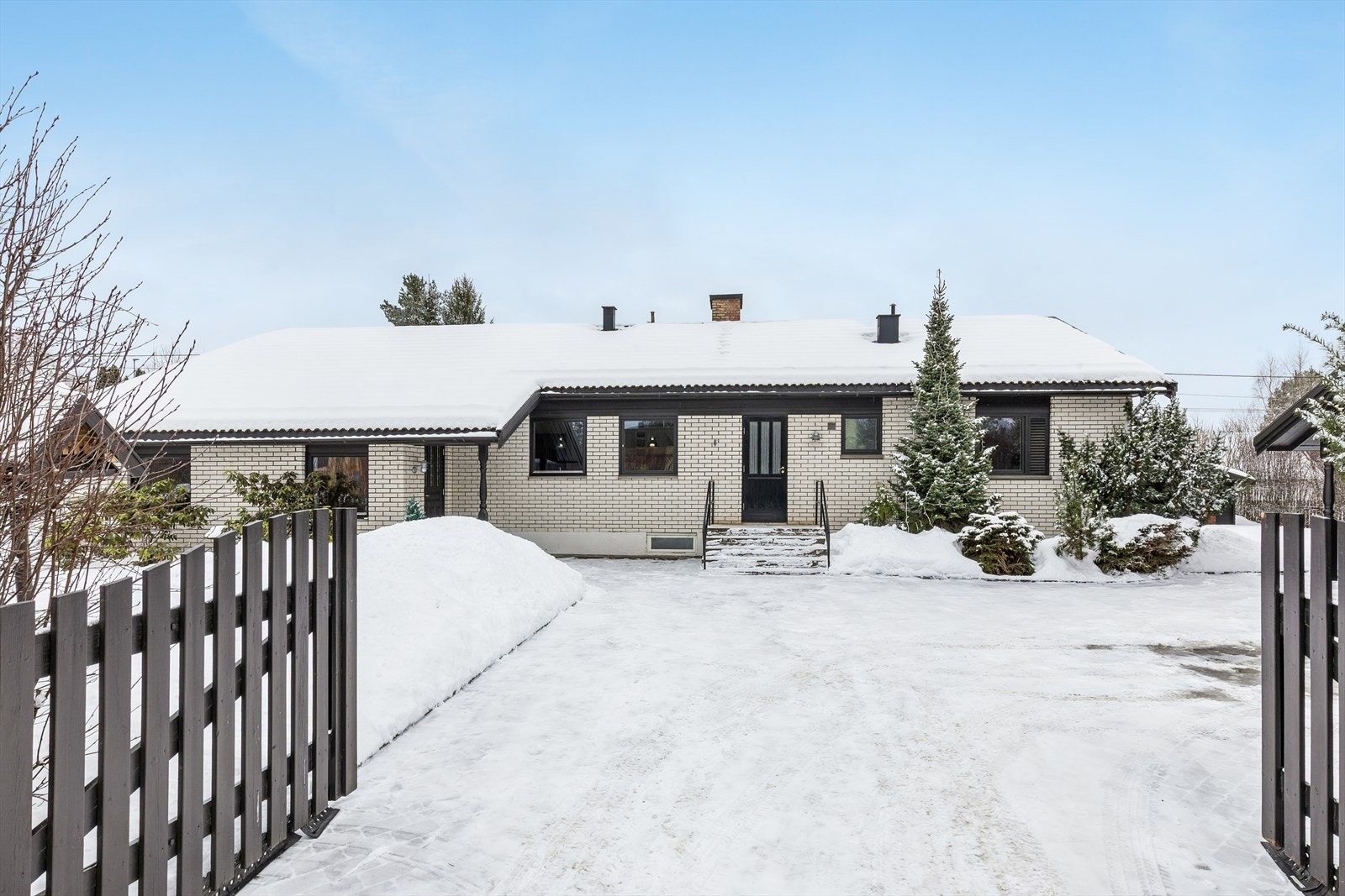 Boligen har en fin og utsikt beliggenhet. Galleribilde