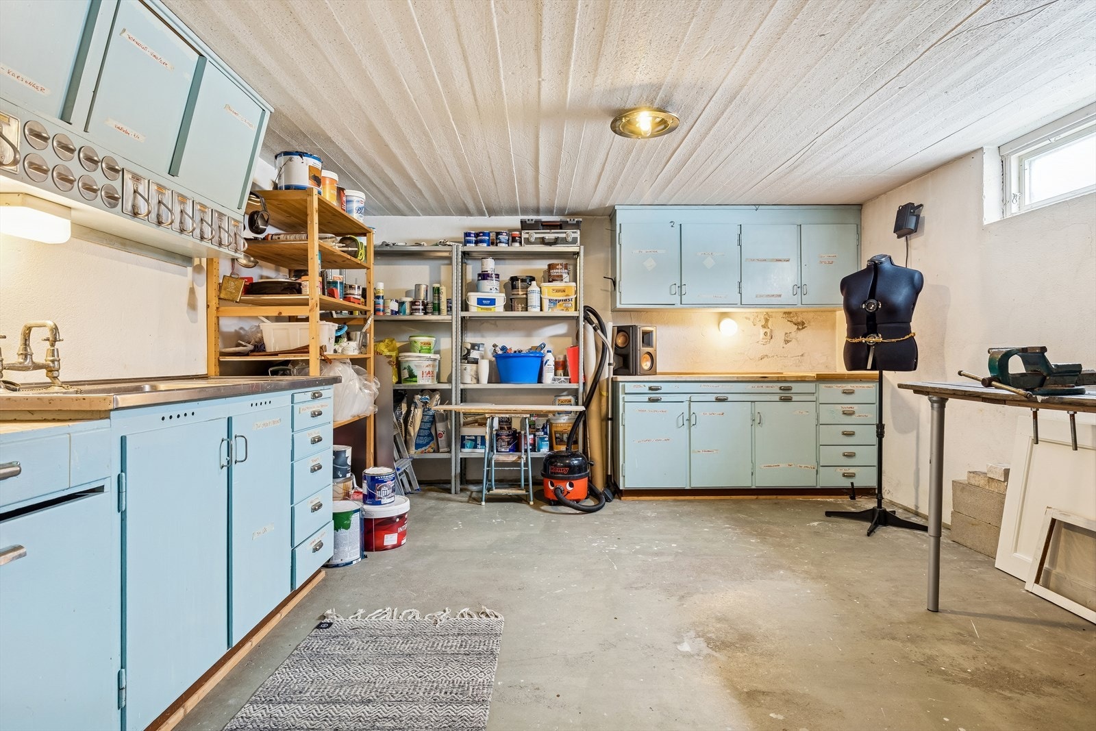 Kjellerrom med gammel kjøkkeninnredning. Galleribilde