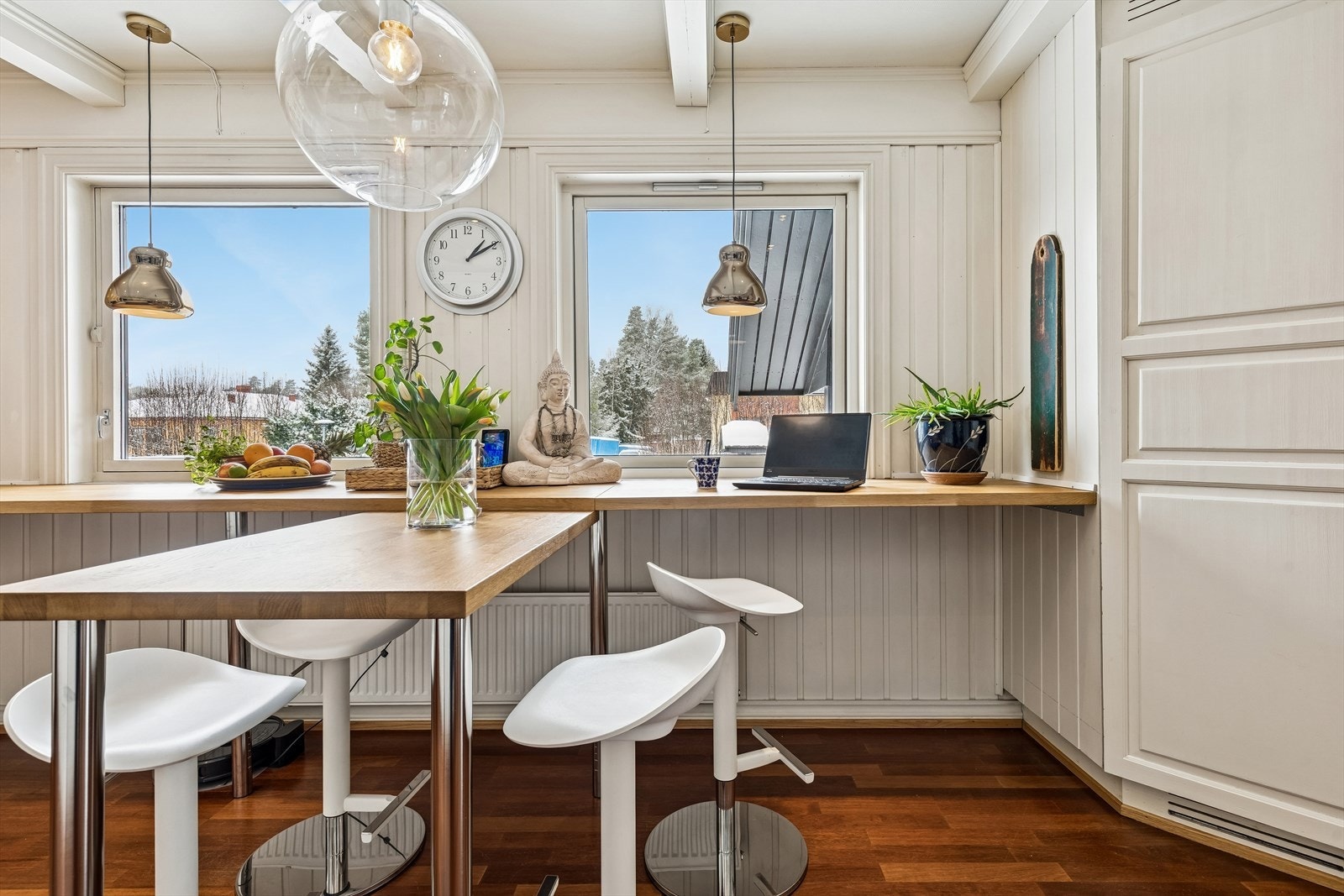 Koselig spiseplass på kjøkkenet. Galleribilde