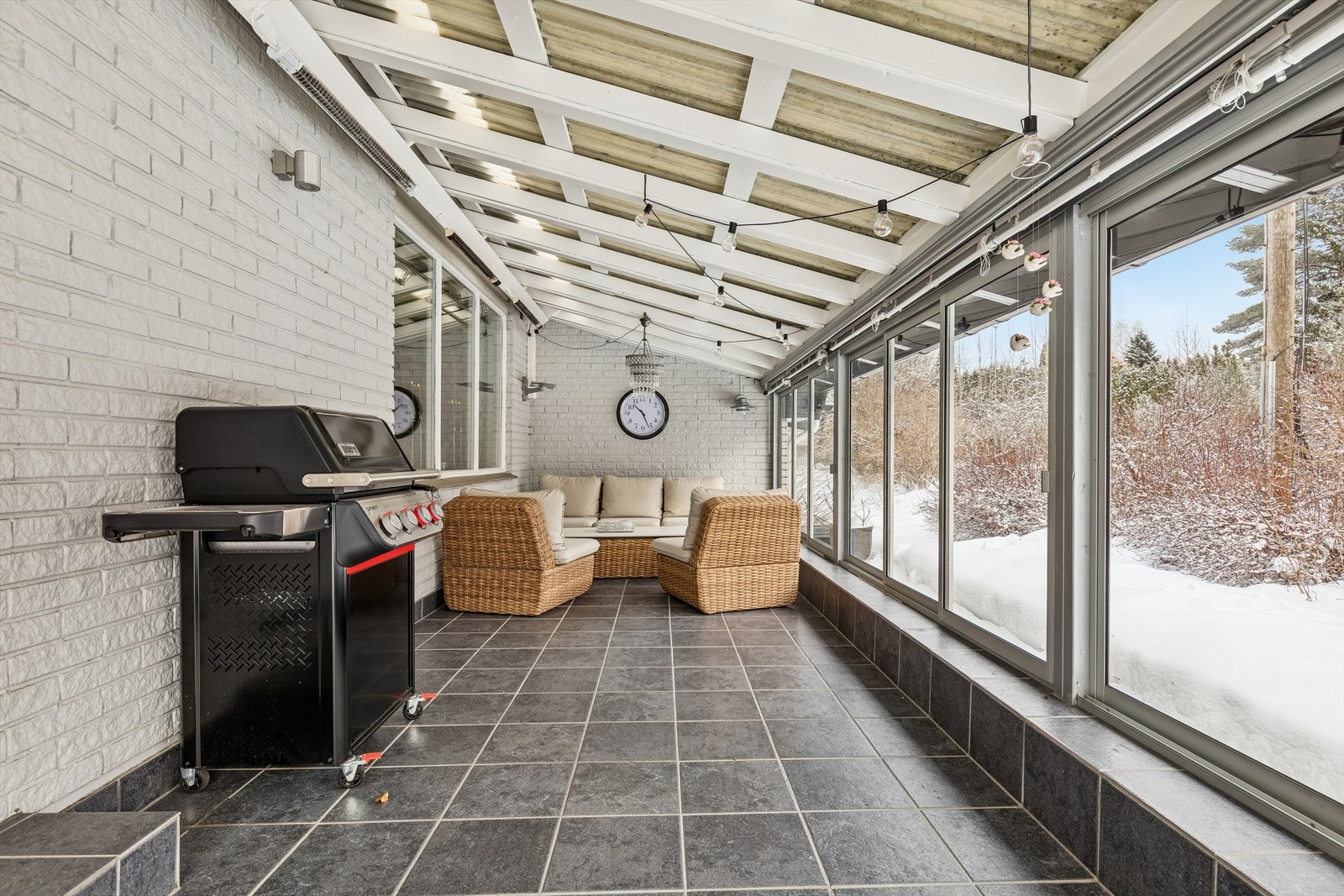 Fra stuen er det utgang til koselig hagestue, som har videre utgang til terrasse og hage. Galleribilde