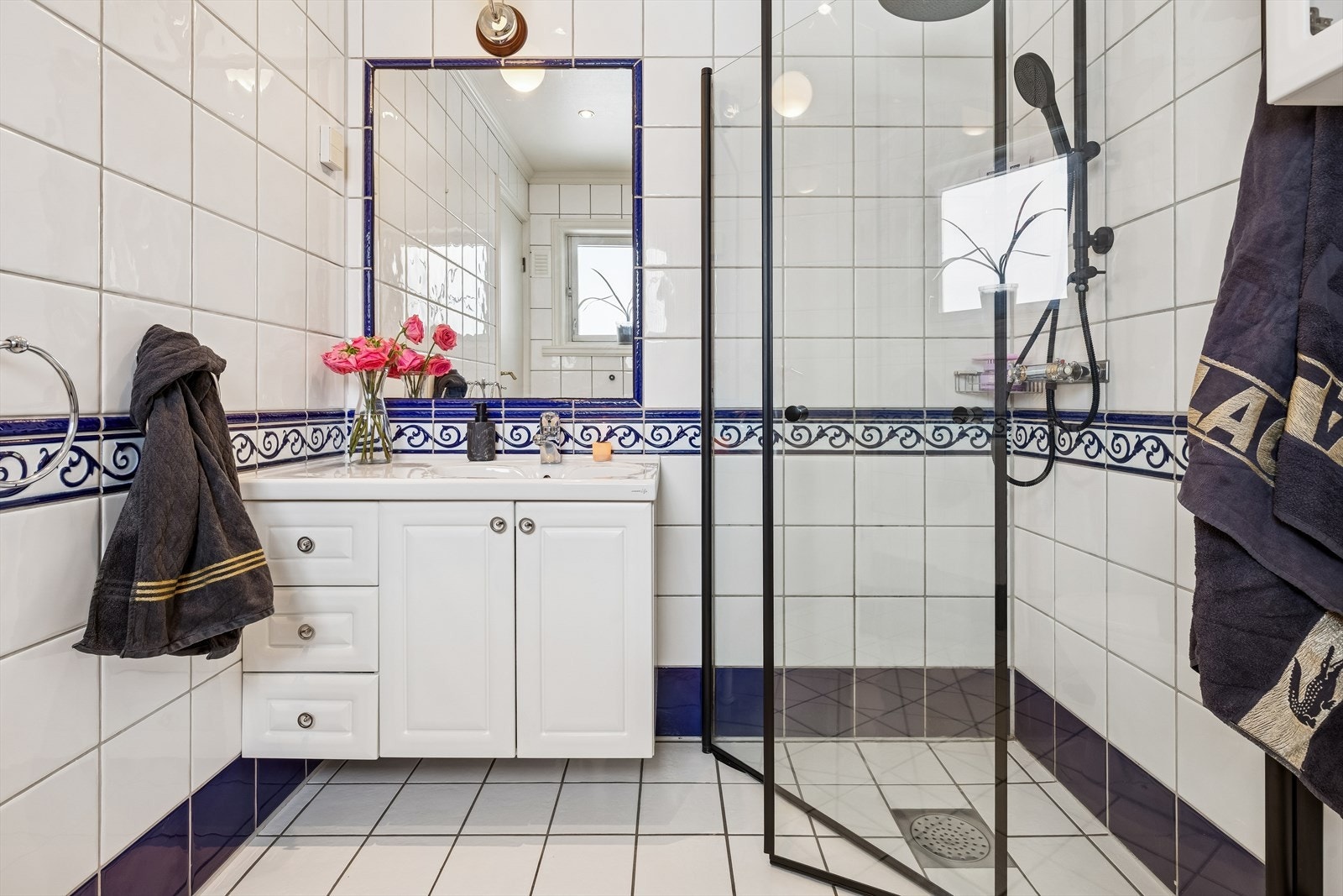 Flislagt bad med dusjhjørne. Galleribilde