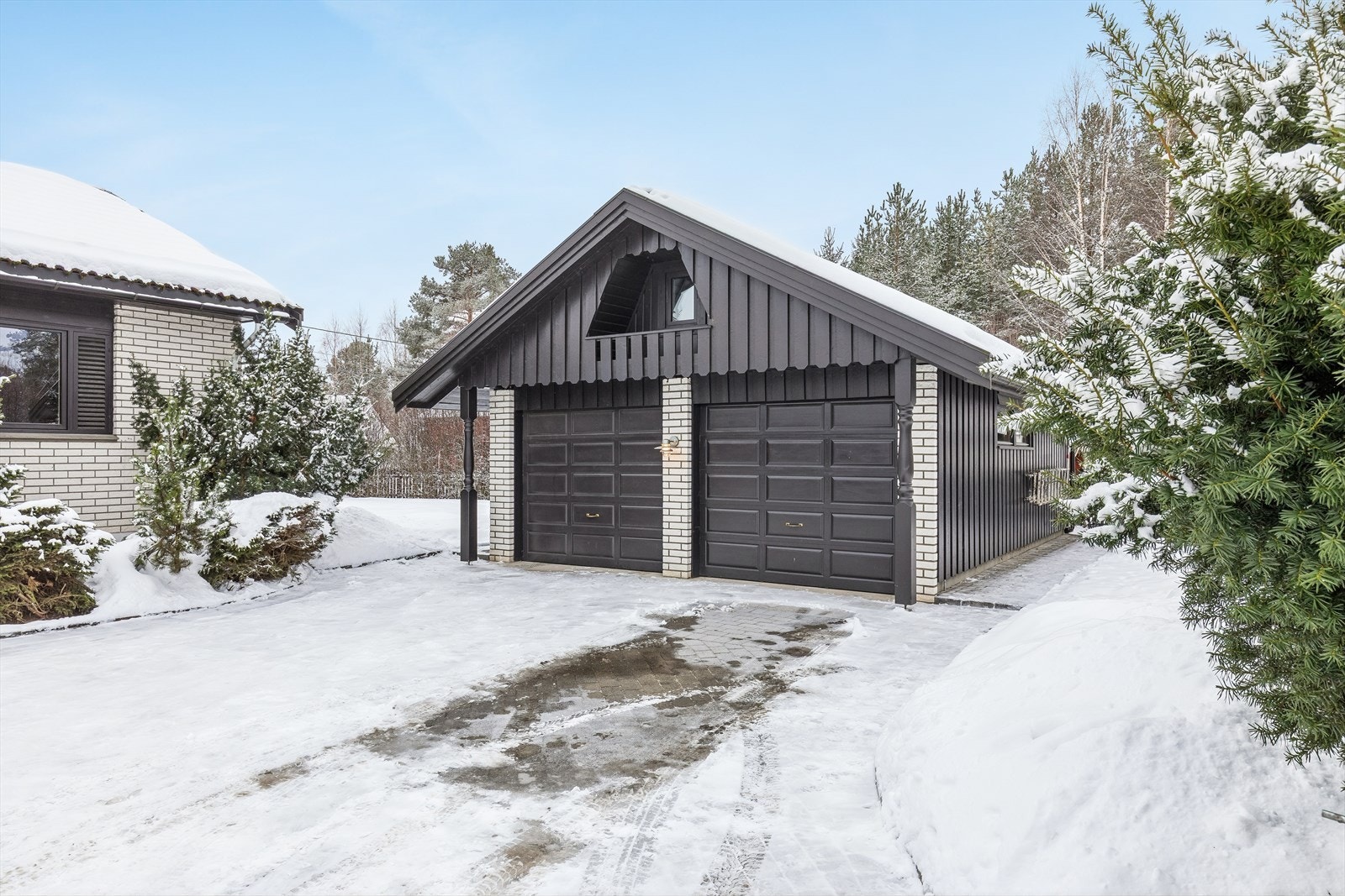 Dobbelgarasje med leddporter i tre og mulighet for enkel lagring på loft. Galleribilde