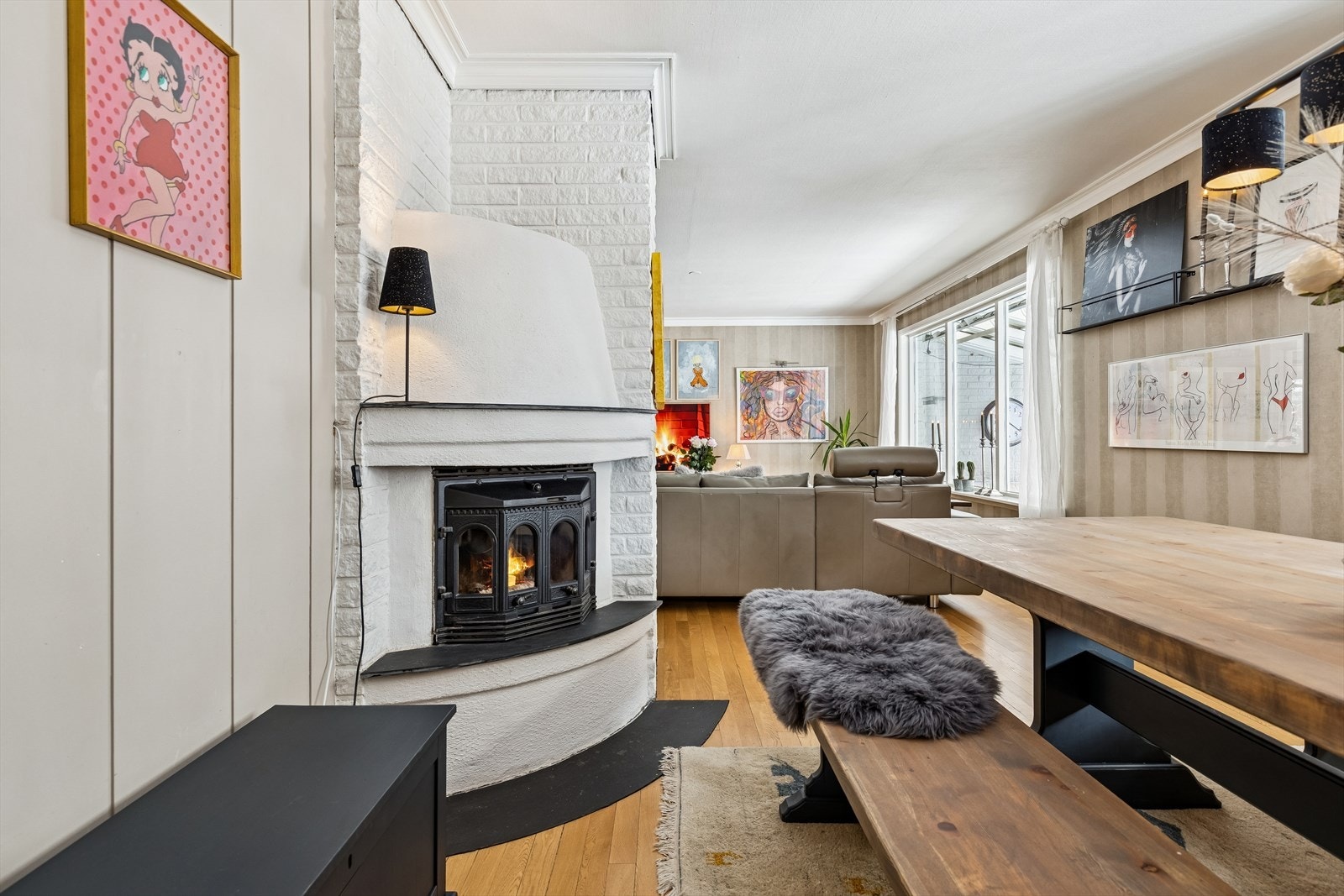 Lys og åpen stue med god varme fra peisen. Galleribilde