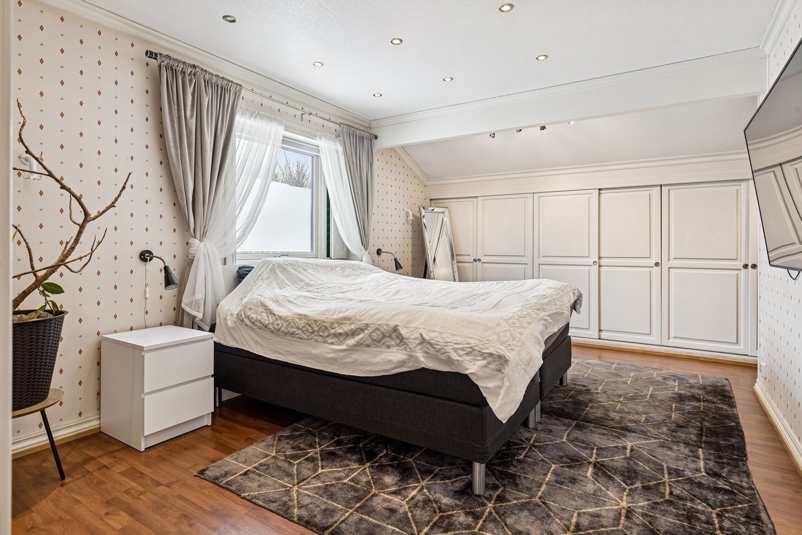 Hovedsoverommet har godt med skapplass. Galleribilde