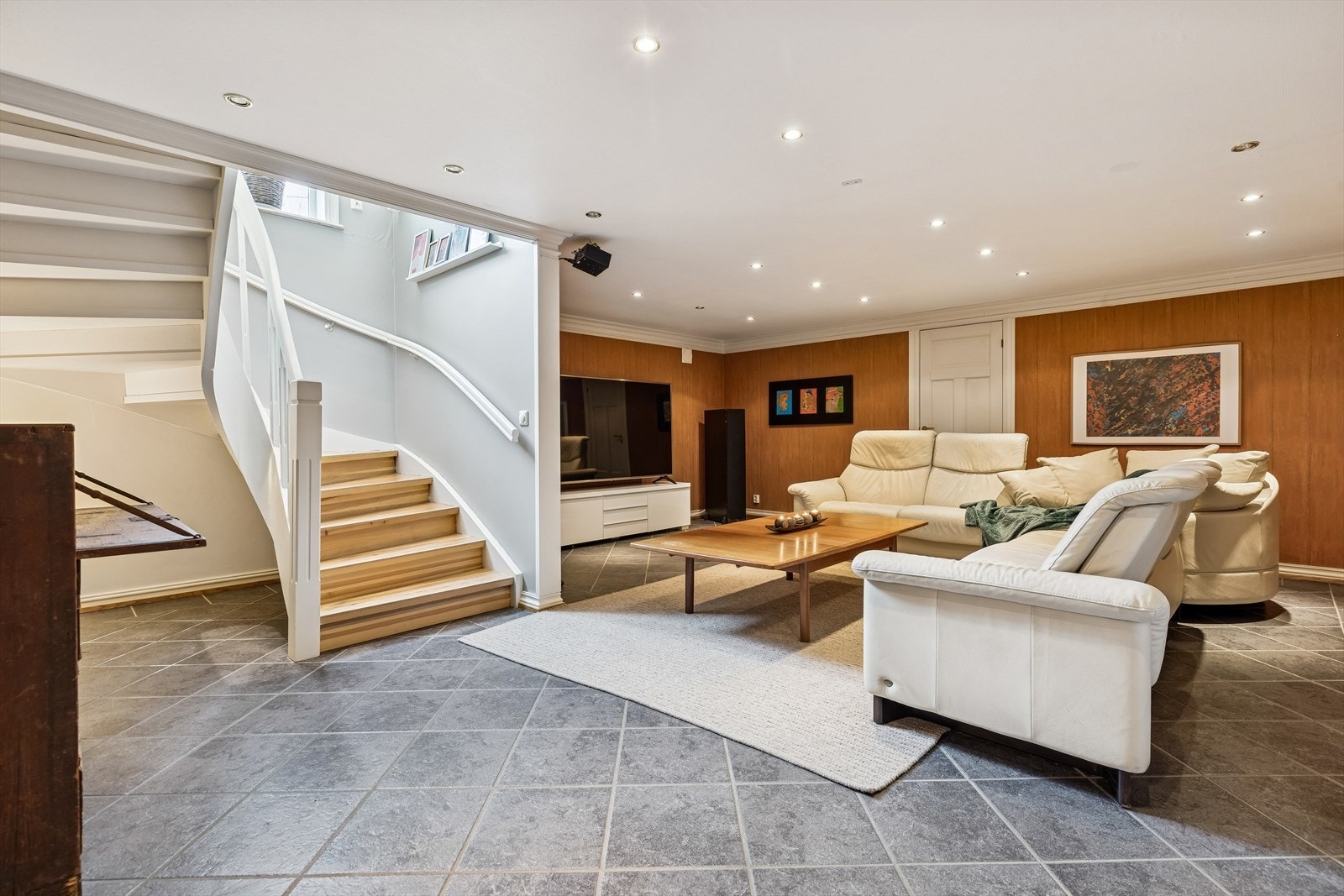 Fra 1. etasje kommer ned til koselig kjellerstue. Galleribilde