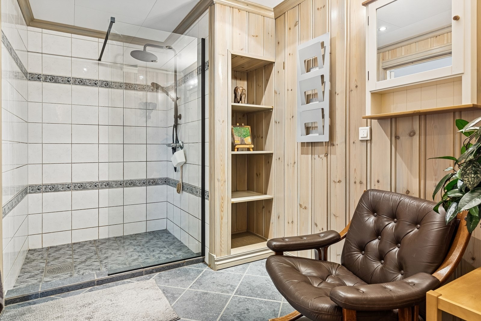 Dusjhjørne i forbindelse med badstue i kjeller. Galleribilde