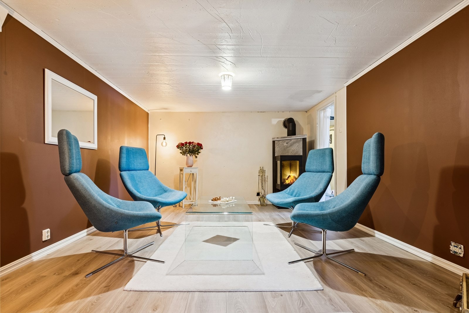 Nyinnredet peisestue i kjeller. Galleribilde