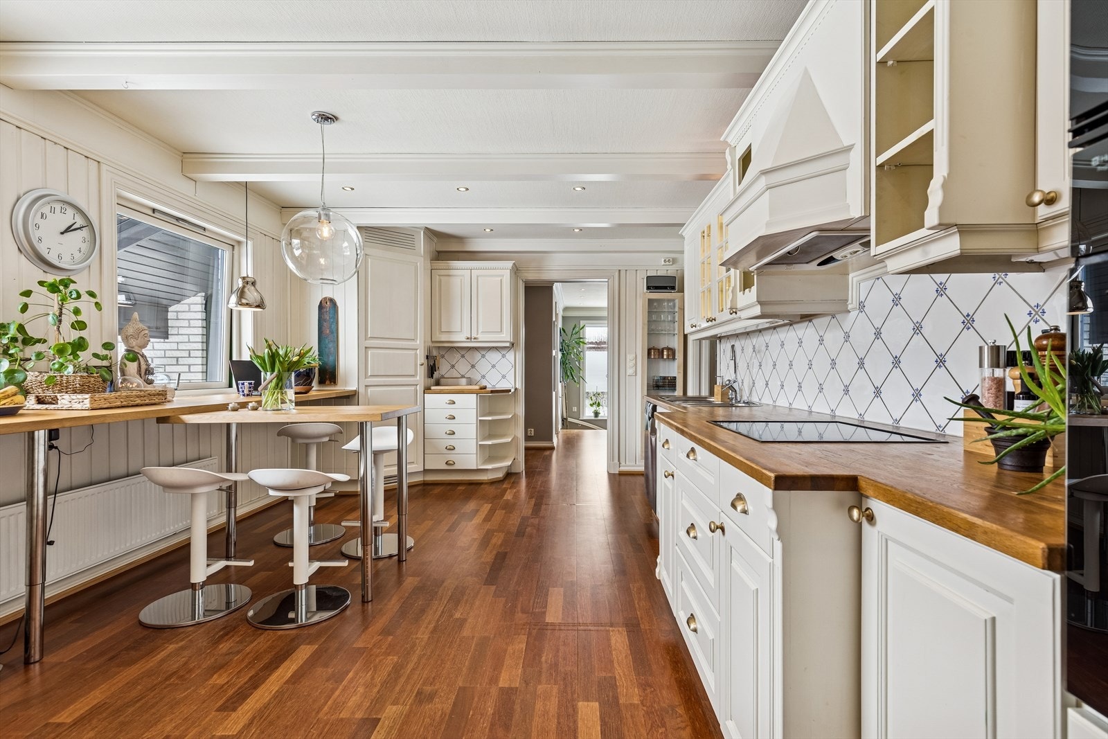 Kjøkkenet er åpent og lyst og god plass! Galleribilde