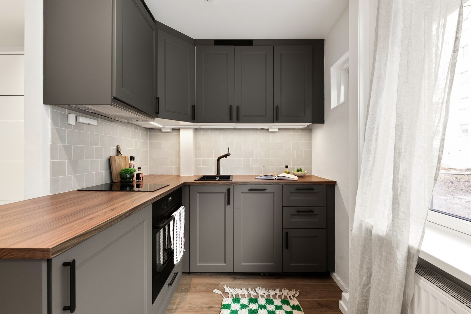 Kjøkkeninnredning fra 2023 med profilerte fronter. Galleribilde