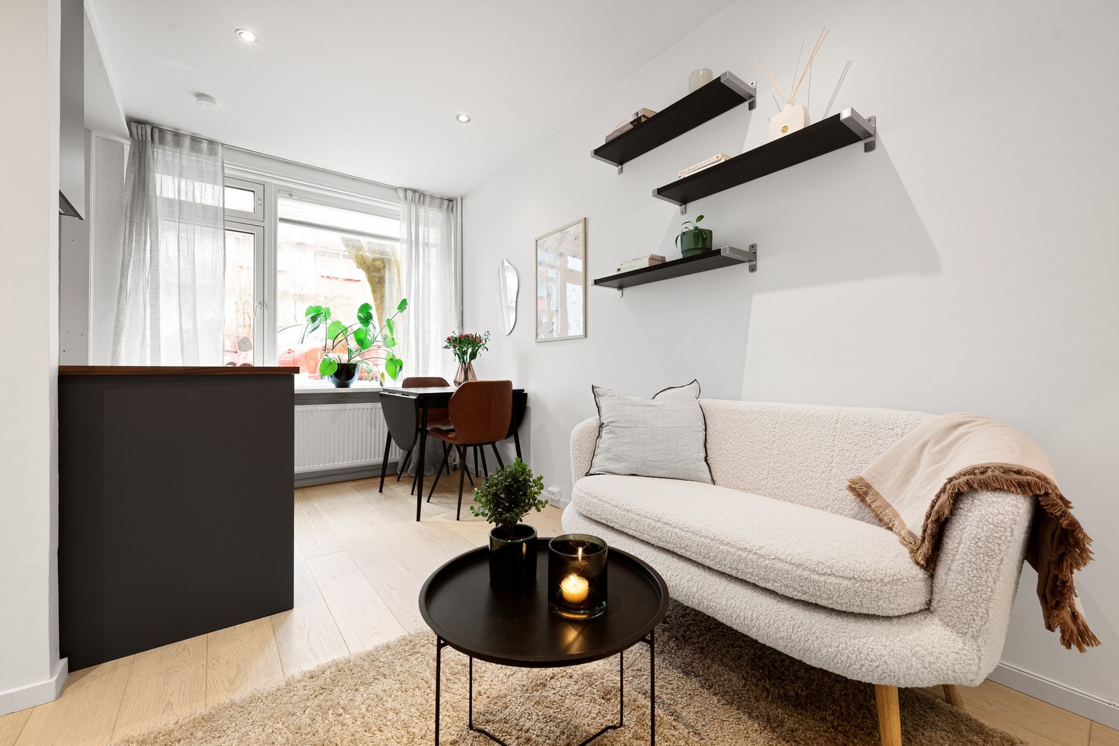 Leiligheten har et lekkert utrykk og fremstår som lys og moderne. Galleribilde