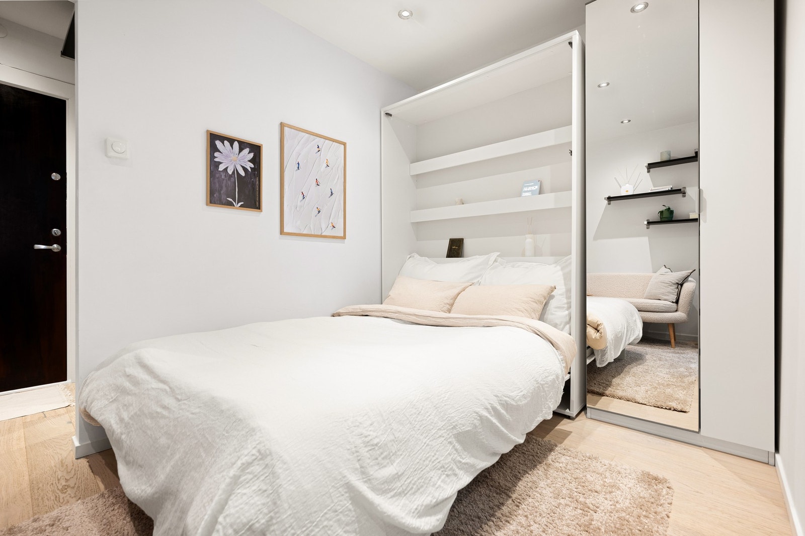 Garderobe med speildør. Galleribilde