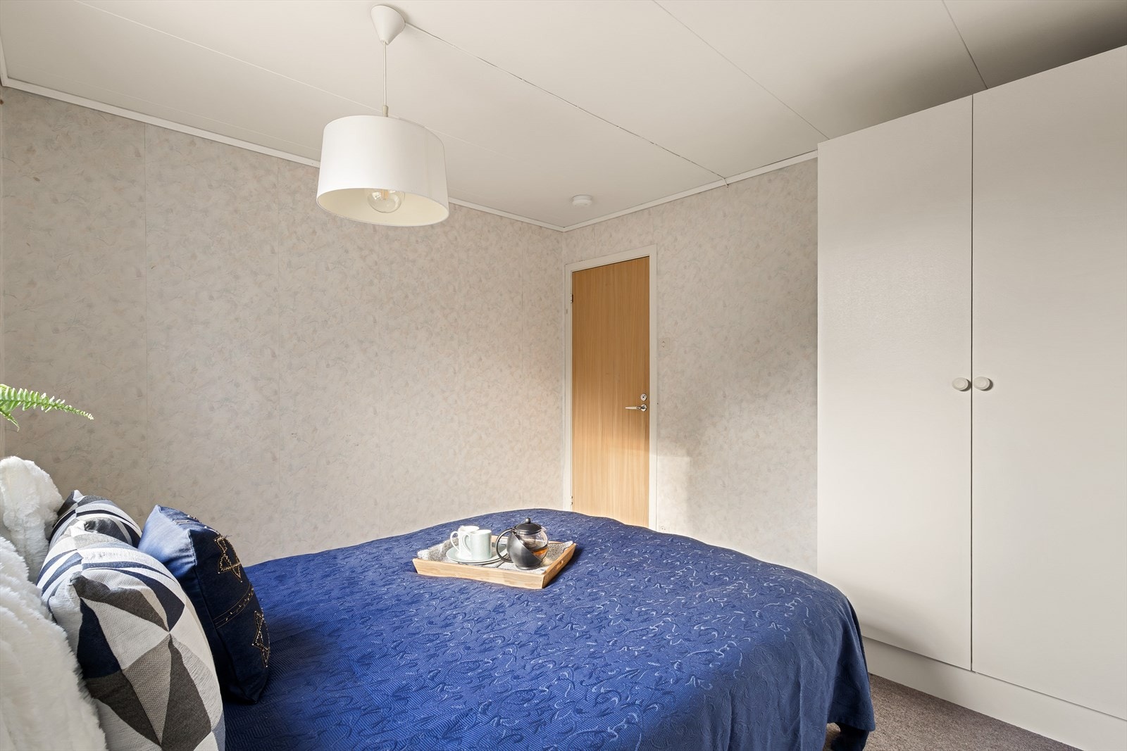 Soverom har plass til seng og oppbevaring. Galleribilde