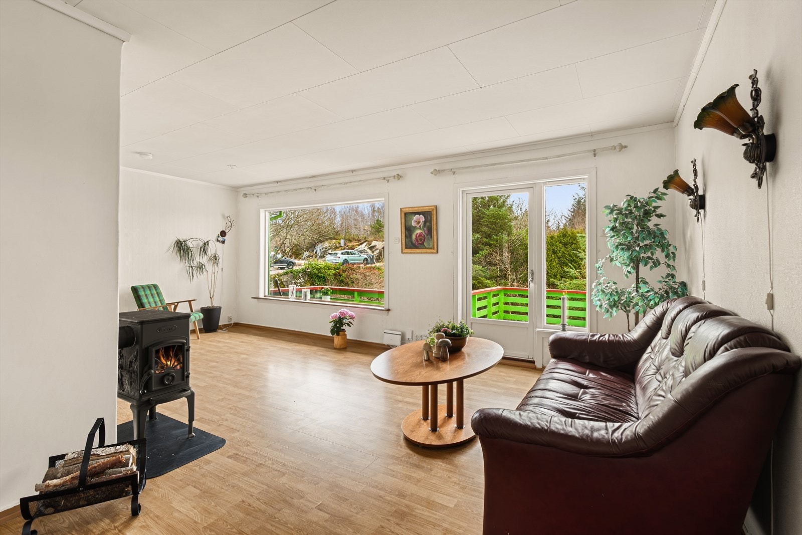 Vedovnen er plassert sentralt i rommet og bidrar til både varme og lun atmosfære på kjølige dager. Galleribilde