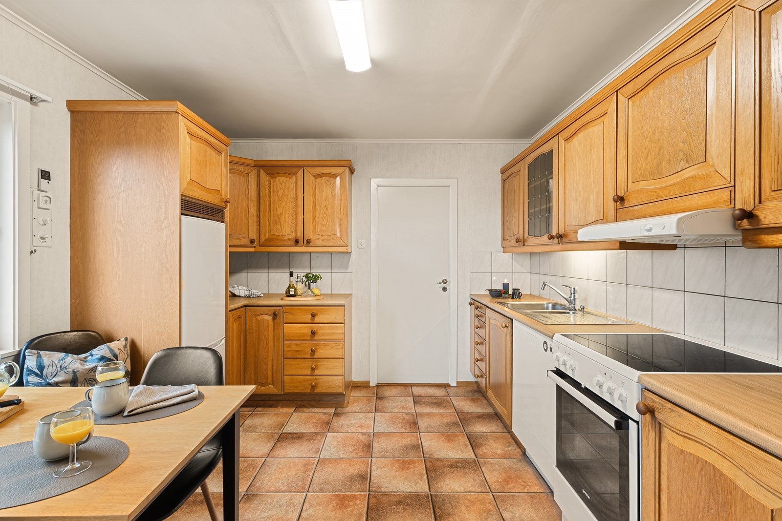 Boligen har et romslig kjøkken med god plass til spisebord. Galleribilde