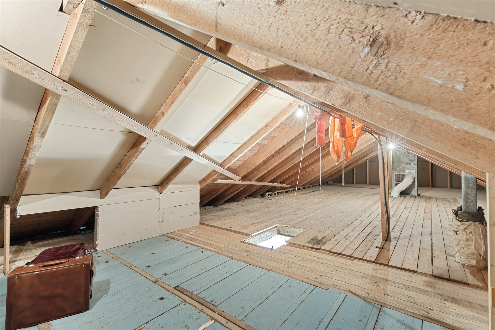 Boligen har et stort loftrom. Galleribilde