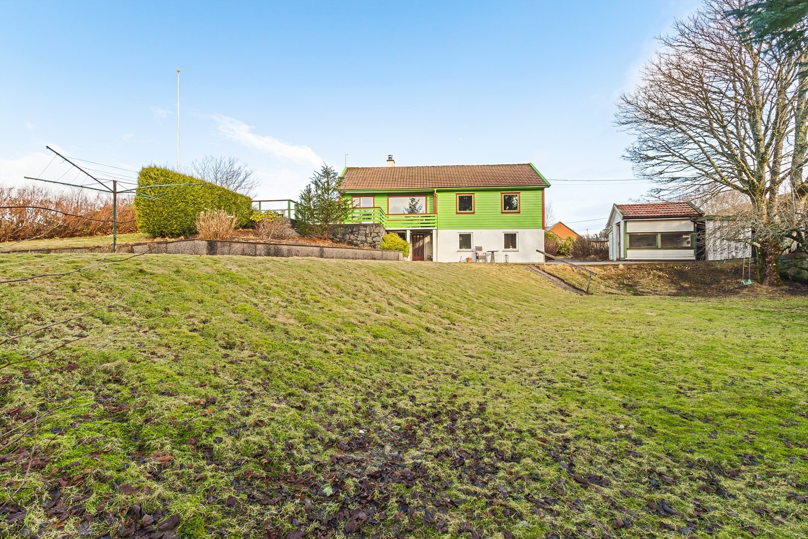 Her kan barna leke fritt på egen tomt mens de voksne nyter rolige dager på terrassen. Galleribilde