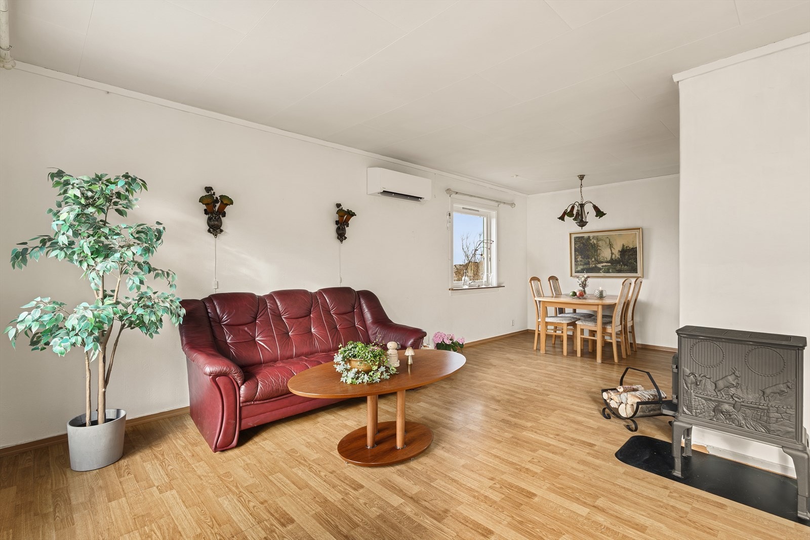 Velkommen til en romslig og barnevennlig enebolig med stor hage og rikelig med uteområder. Galleribilde