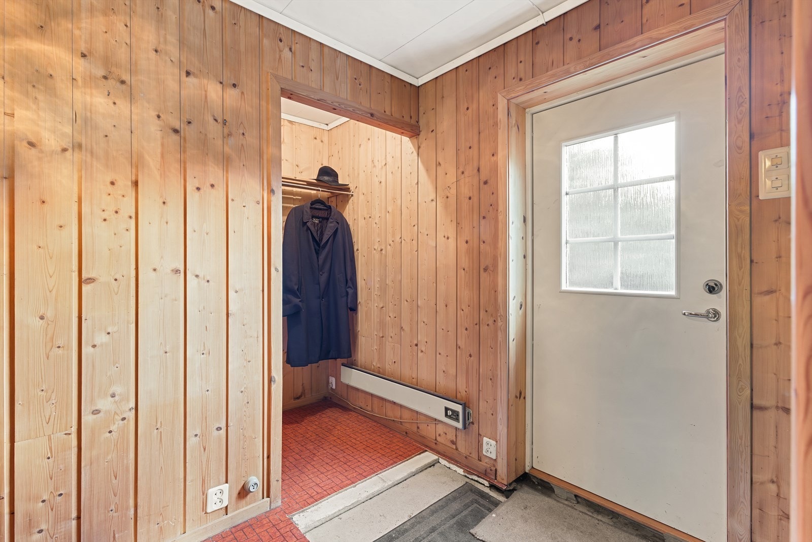 Entré i underetasjen er romslig med god plass til å henge fra seg yttertøy. Galleribilde