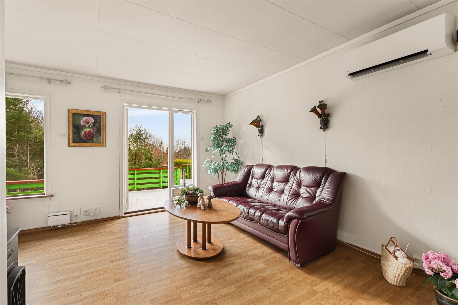 Her er det plass til både sofagruppe, spisebord, stuebord og TV-møblement, og rommets størrelse gjør det naturlig å dele inn i flere soner. Galleribilde