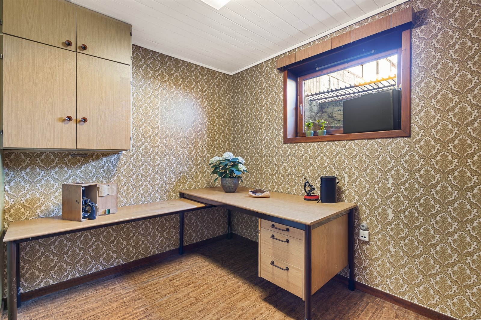 I underetasjen finner man et stort og fleksibelt rom som i dag benyttes som kontor. Galleribilde