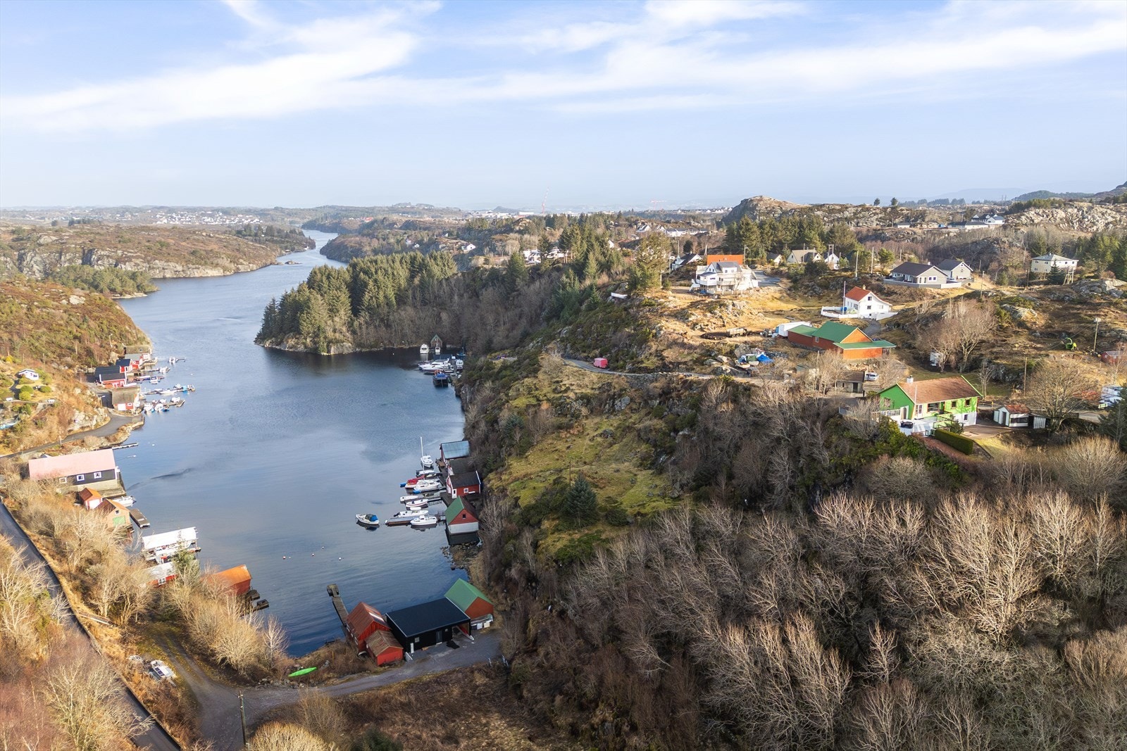 Området er rolig og etablert, med kort vei til det meste du trenger i hverdagen, samtidig som du har natur og sjø tett på. Galleribilde