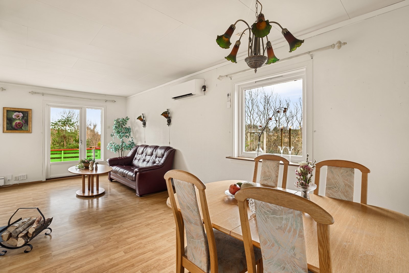 Store vindusflater gir rikelig med naturlig lysinnslipp og skaper en lys og åpen romfølelse. Galleribilde