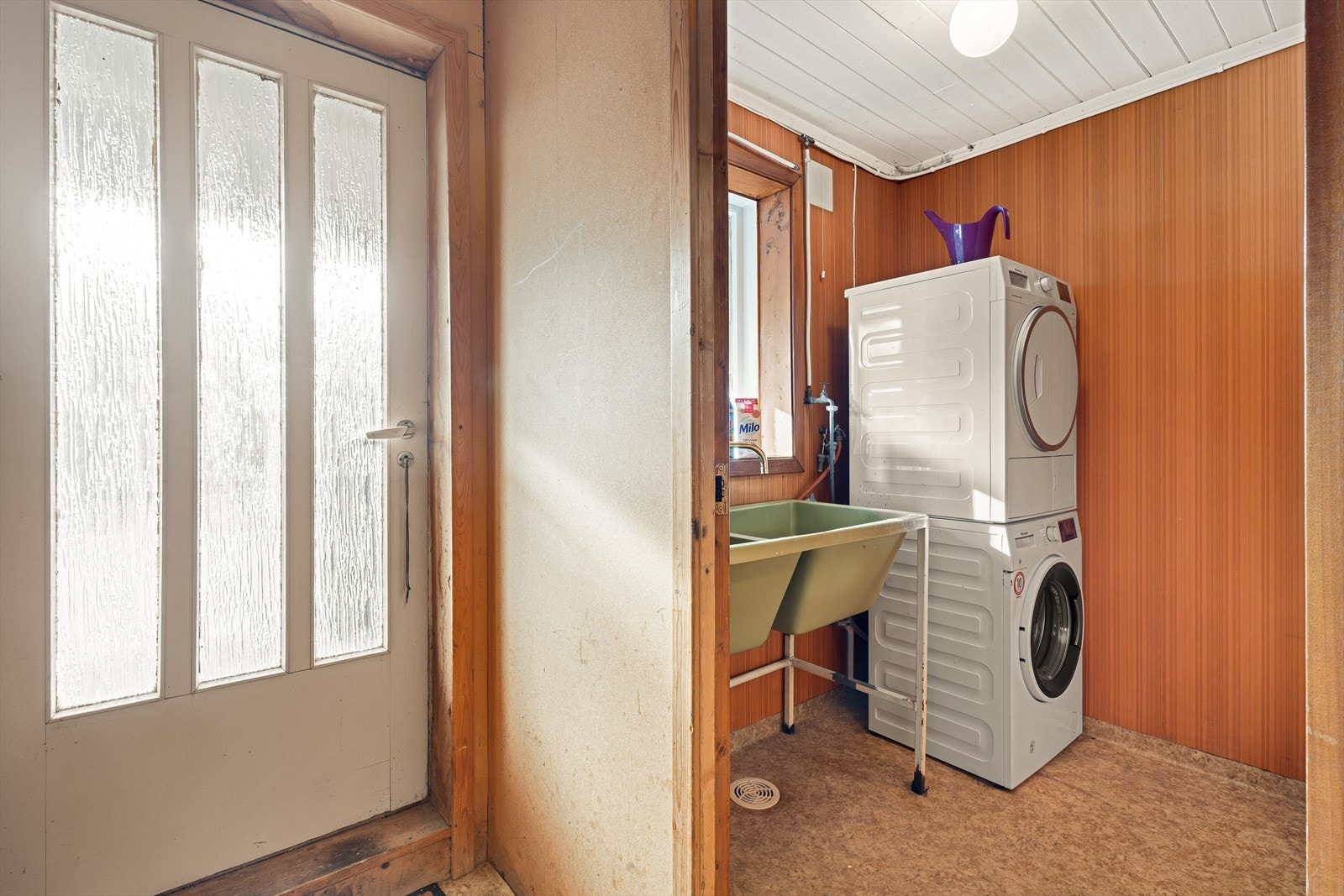 Romslig vaskerom med praktisk plassering ved inngangspartiet i underetasjen. Galleribilde