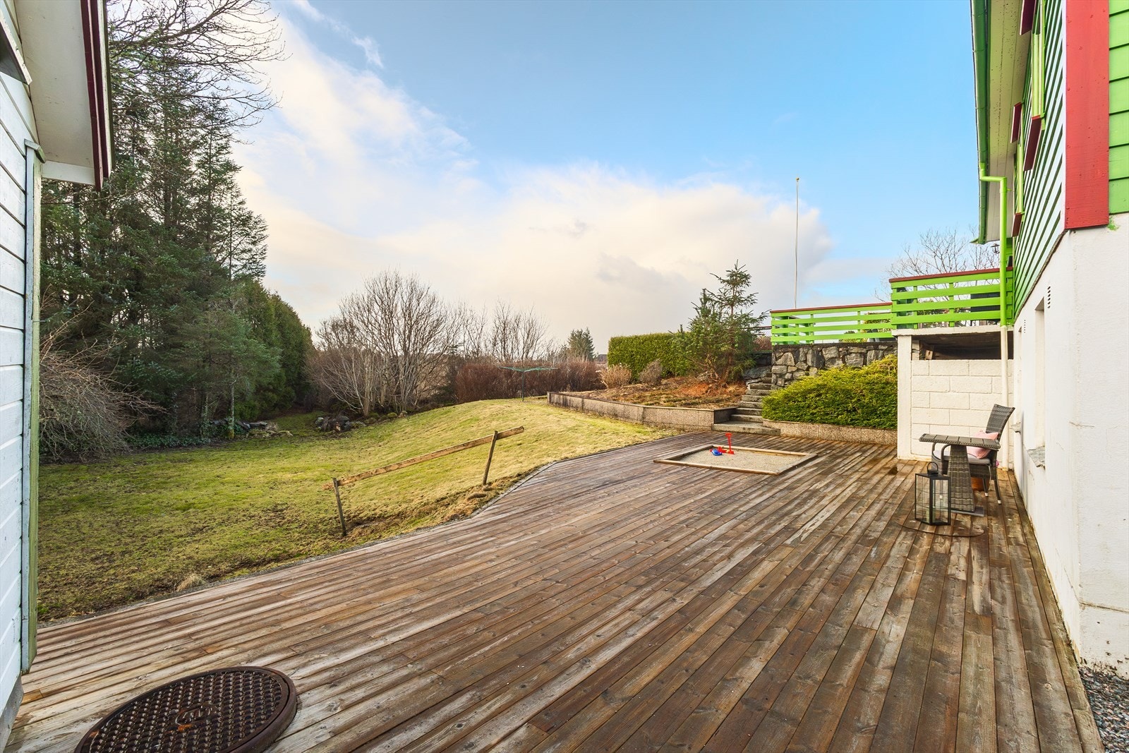 Eiendommen har et flott og variert uteområde bestående av terrasser, hage, gruslagt gårdsplass og dobbel garasje. Galleribilde