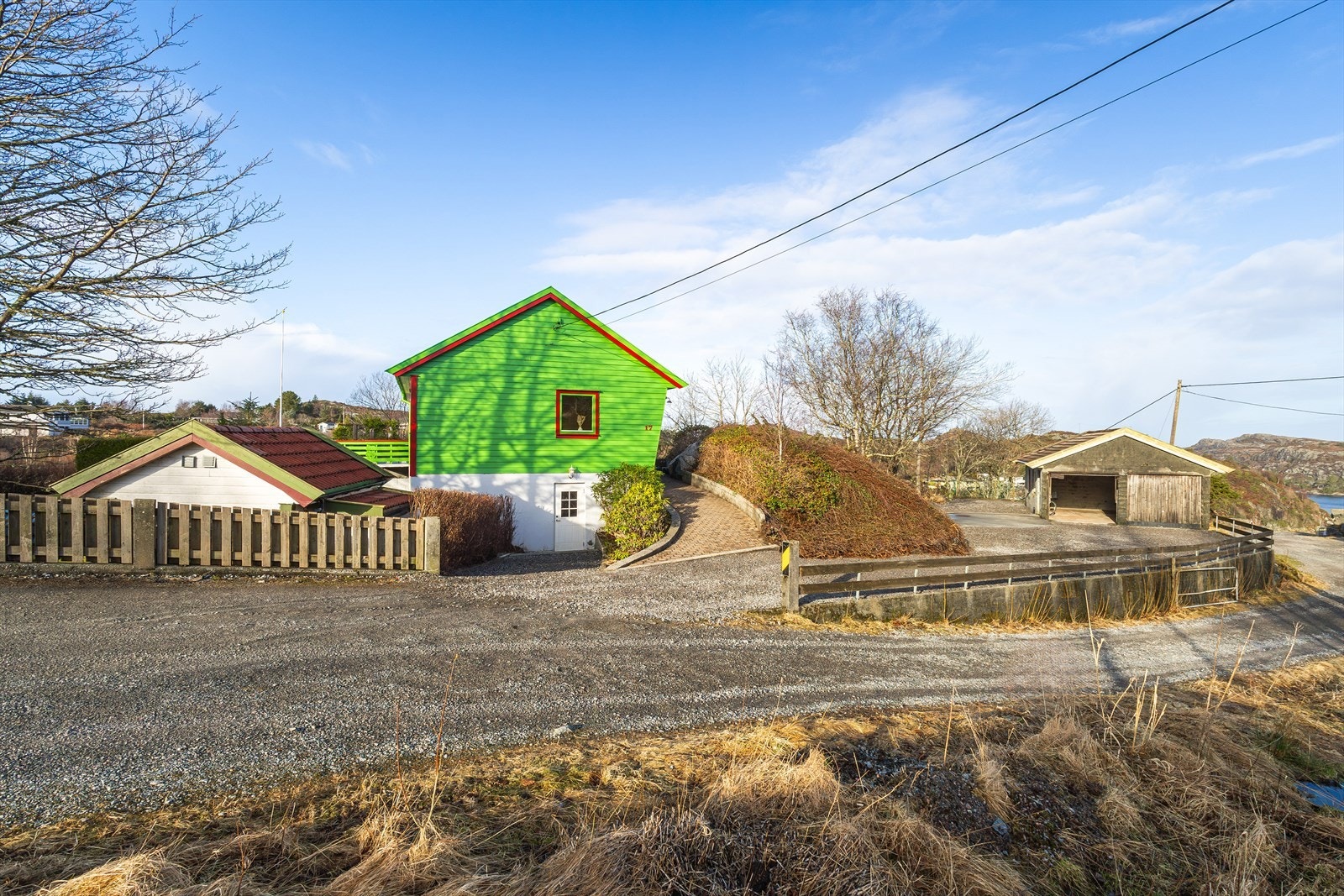 En innholdsrik familiebolig med stort potensial, flott uteområde og attraktiv beliggenhet - her kan du skape et hjem tilpasset egne ønsker og behov. Galleribilde