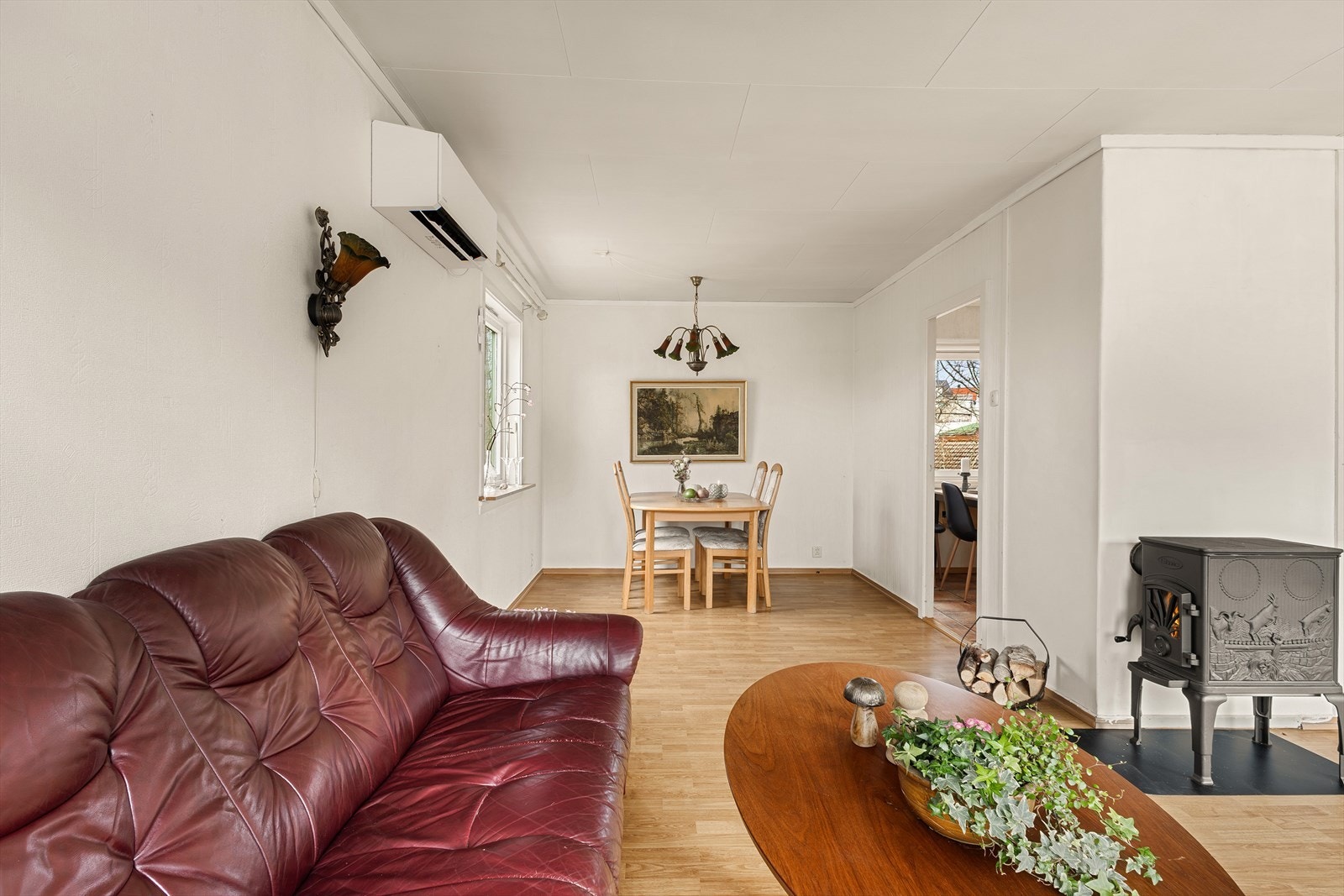 Stor og romslig stue med svært gode møbleringsmuligheter. Galleribilde